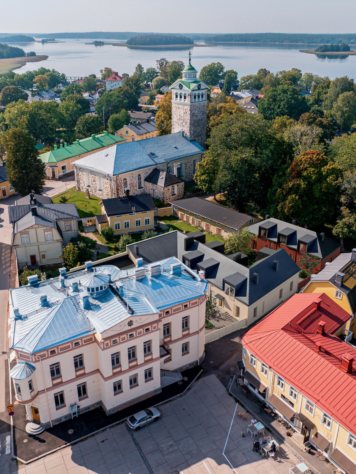 The Kyrkoparken project continues to progress. Here is a first look at how the residential block is positioned within its surroundings. The second image offers a glimpse of the interior. Images by @multifoto.fi & @aisto.fi
Located within a protected RKY environment, the project responds to a defined set of requirements while expressing MNY’s approach to contemporary architecture, one shaped by its context yet confident in its architectural expression.
#architecture #scandinavian #scandinavianarchitecture #nordicdesign #designstudio