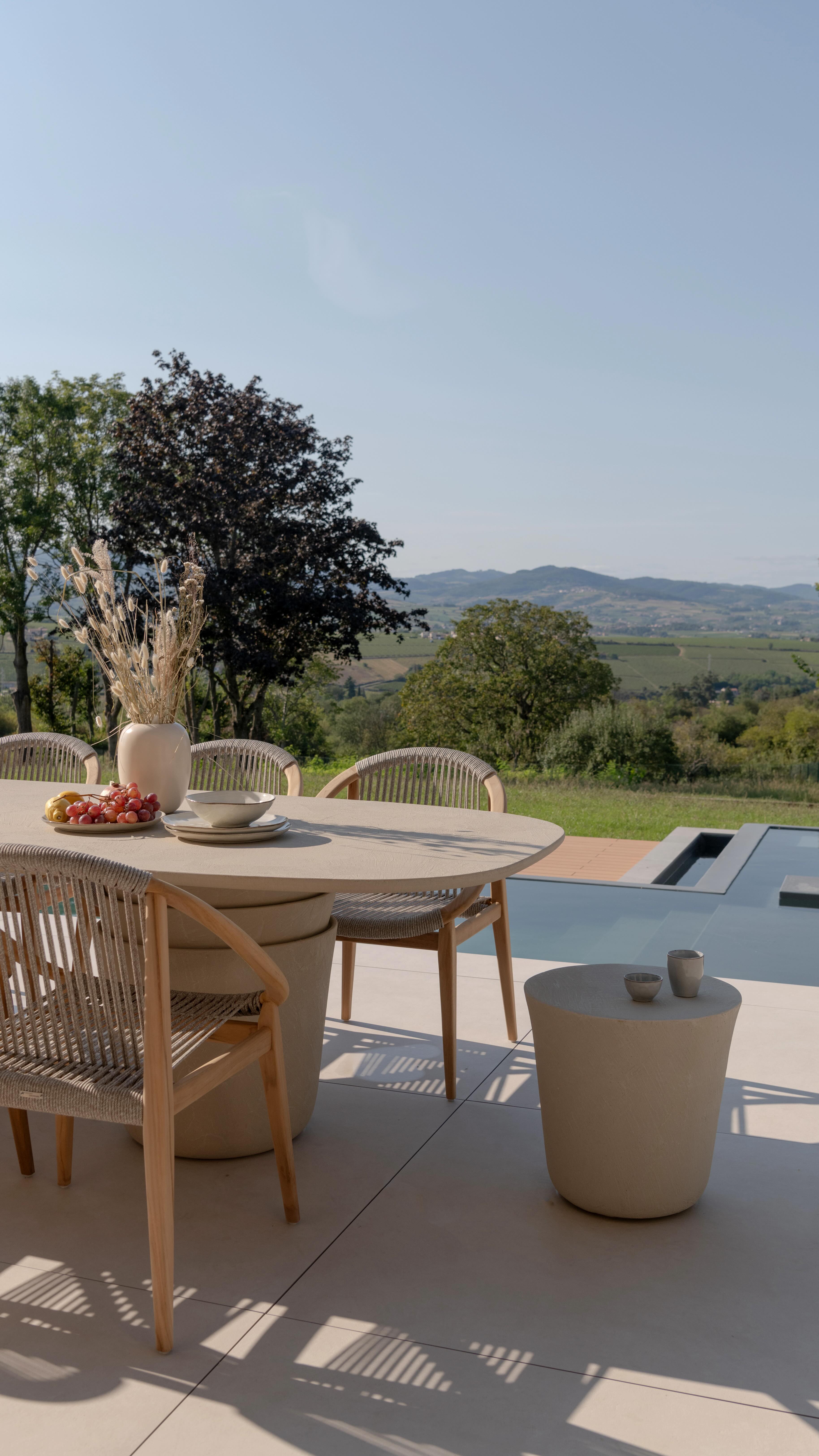 Un projet ne commence jamais à la porte d’entrée.
C’est pour cela que chez BC Ateliers, nous concevons chaque réalisation comme un ensemble cohérent : l’architecture, le paysage, la lumière, la matière.
L’intérieur ne se conçoit jamais sans son enveloppe.
Pour la Villa Bellevue, il était essentiel de révéler le bâti existant tout en l’inscrivant subtilement dans son environnement.
Le piquage du crépi a permis de retrouver la façade d’origine en pierres dorées.
Les volets vert mousse ont été choisis pour dialoguer avec le paysage végétal et minéral du Beaujolais.
Les ouvertures ont été retravaillées pour laisser entrer la lumière et fluidifier les perspectives dès l’arrivée sur la maison.
Chaque décision est pensée.
Chaque détail est justifié.
L’esthétique est une conséquence de la réflexion architecturale.
Projet BELLEVUE
📷 @sabine_serrad
#architectureinterieur #architectedinterieur #beaujolais #projetsurmesure #bcateliers