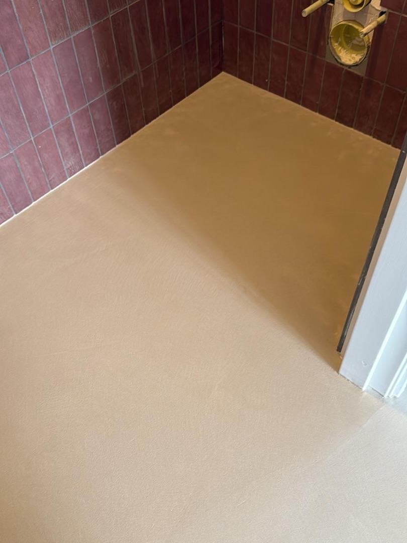 Een strakke basis die rust brengt in de hele ruimte ✨
Voor deze klant hebben we een gietvloer aangebracht die zorgt voor een naadloos en modern geheel. De vloer verbindt alle ruimtes op een subtiele manier en geeft het interieur een rustige, tijdloze uitstraling. Een mooie basis om van een huis écht een thuis te maken 🤍