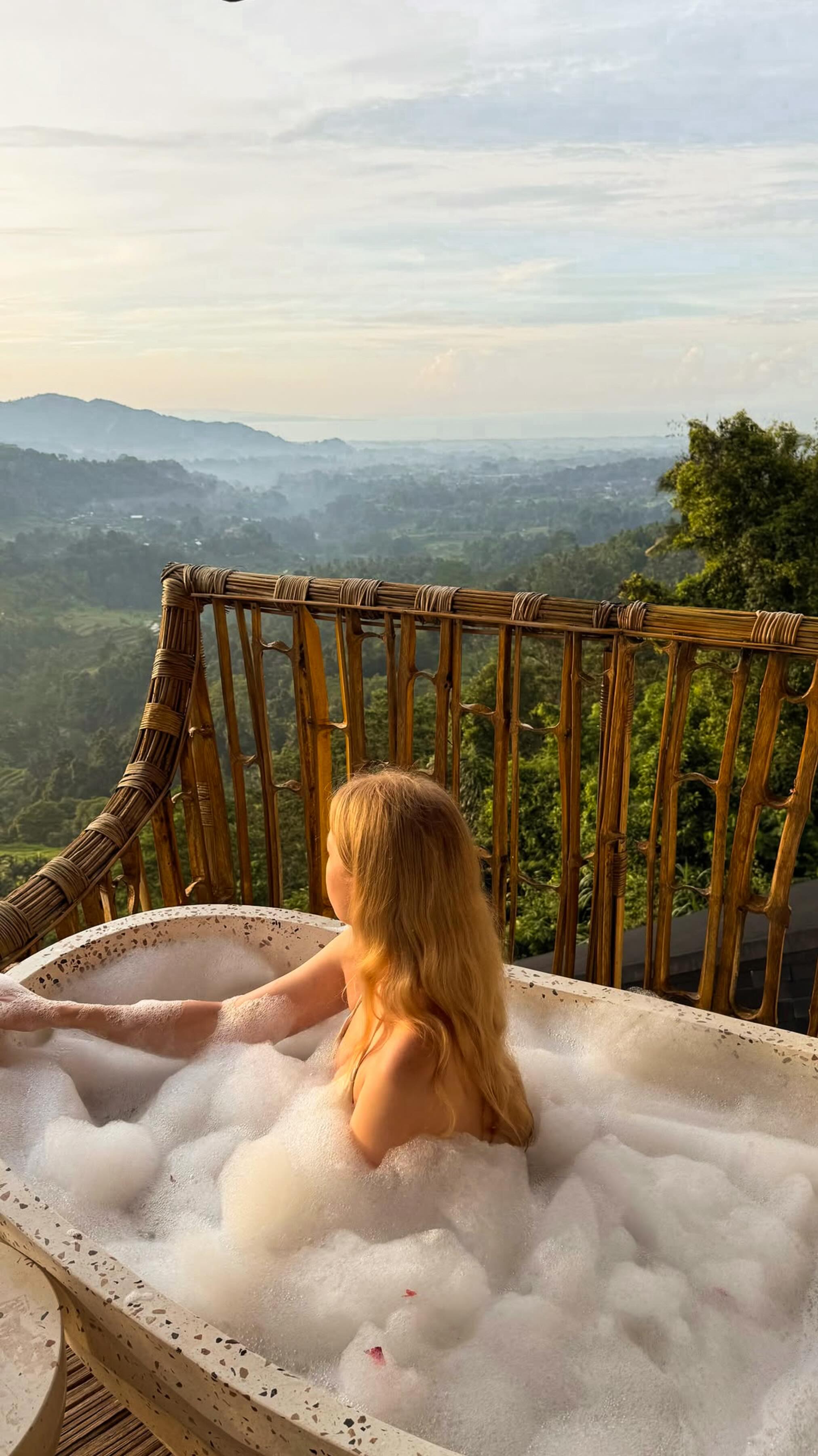 Bubble bath with a view that stops time. 🛁 ��Enjoying this incredible moment of peace, floating high above the jungle canopy at Avana Bamboo Cliff Villa. �
Ready for this view? Book your tranquil escape and unforgettable bath experience at Avana!
Repost by : @julialrk