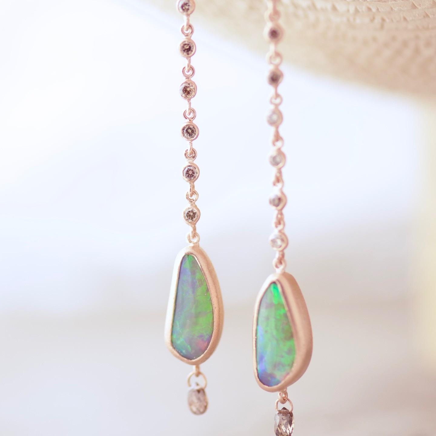 loosed myself in black opals green!!!💚 earrings in rose gold 18kt with opals and brown diamonds. Handmade by UDIRELEFORME