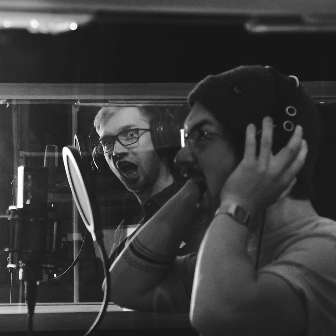 Was für ein Wochenende!!!
Zwei Tage @alteschulestudio_ Alles coronakonform mit coolen Leuten. Macht euch auf was geiles gefasst 😉
Danke Leute.
📸 @mc.hammerschmid
#studio #hammondorgan #rolandkeyboards #getestet #coronanegative #silksonic #brandonbrowncollective #vocals #nicepeople #happy