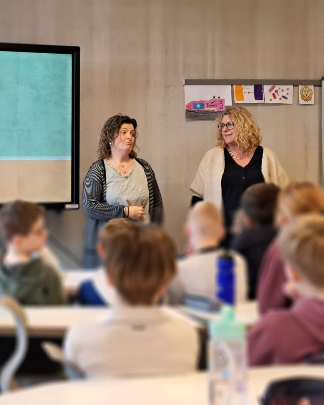 Gisteren gaven Alie en Jeannette een gastles bij groep 7 en 8 van De Regenboog in Oldebroek 🏫
Over afval, water, respect en wat de leerlingen belangrijk vinden voor BOSS-plekken in hun buurt. De ideeën waren creatief en concreet. Fijn om te zien hoeveel betrokkenheid er al is bij deze jonge inwoners 💚
