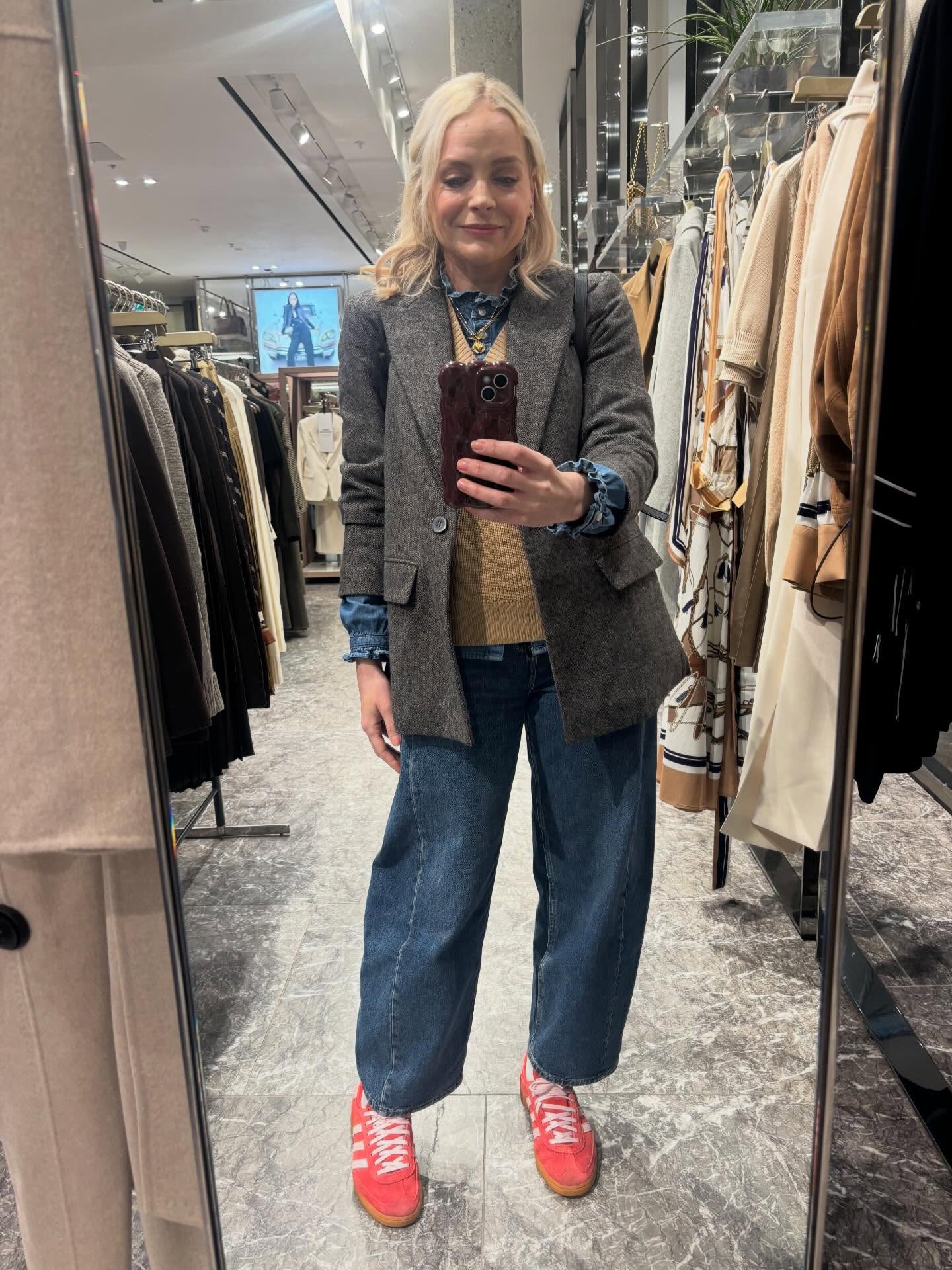 Hello 👋, happy Monday! Been absent again but it’s been busy…Few recents snaps:
1. Personal shopping #ootd in @reiss at @bluewatershopping. Gorgeous day with a lovely lady.
2. Trackie day with orange pop
3 and 4. Disney Paris magic 🪄 💫
5. Helping to heal my broken heart - meet Buddy and Bean 🐾 our new kittens
6. Absolutely love this @moroccanoil_uk scalp tonic recommended to me by my lovely friend and hairdresser @purehairdressing
7. Pink and red nails are not just for Valentines @beauty_by_annosullivan
8. Fave sunnies - last year from @andotherstories
Style - personal style - personal stylist - women’s style - styling - style inspo - personal styling
#personalstylist #personalstyle #styleover40 #wiwt