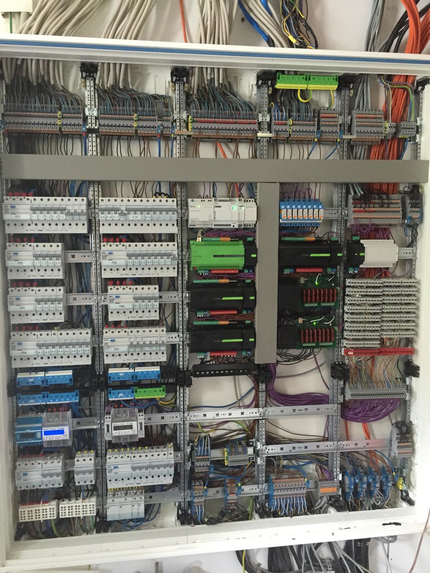 Vue d’ensemble d’une armoire électrique technique avec une forte densité d’équipements.
Ce que l’on valorise ici : structuration des circuits, lisibilité de l’installation, qualité de câblage et cohérence d’ensemble.
Sur ce type d’ouvrage, la performance passe autant par la technique que par la rigueur d’exécution.
#ElectriciteIndustrielle #ArmoireTechnique #InstallationElectrique #BTPBretagne #EntrepriseBatiment