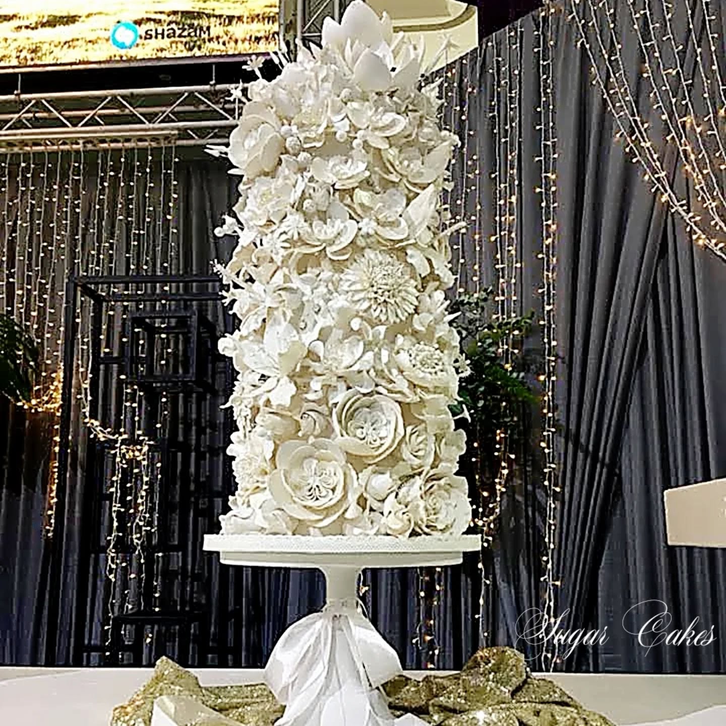 Most beautiful wedding cake with handcrafted sugar flowers. Black and white wedding 🩷
@barco_bake thank you for the beautiful pear lustre dust and liquids. So beautiful. Absolutely adore your products. More features where I used this particular product to follow. 🩷
#sugarart #cakedesign @saweddings #lovemywork #bridalinspirations