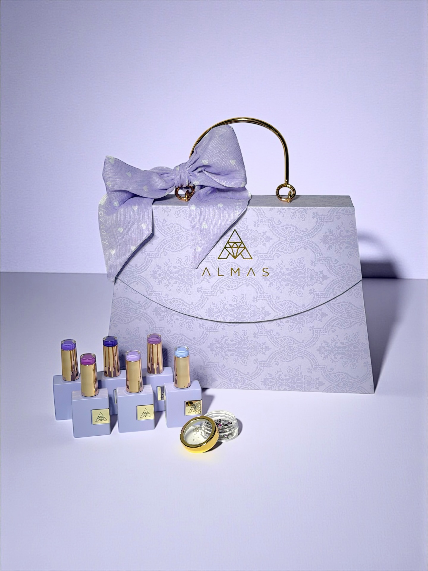 En plus de son pot de strass violets, la Purple Bag contient 6 vernis de 12ml dans ces mêmes tons… ne nous faites pas croire que vous n’avez pas un petit favori dans le lot? Dites-nous tout! 💜
En swipe de cette publication, Elisa vous propose de découvrir ses amandes qui mettent en lumière le vernis 6 de la box mais aussi le polygel liquide Fairy Sugar, le Métal Silver et la finition Crystal Shine! ✨
#purplenailpolish #purplenails #almondnails #silvernails #glitternails