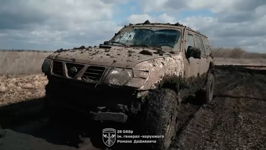 Ukrainas austrumu robeža, Donbasa dubļi un vīri, kuri sargā Eiropas robežu. Mazākais, ko mēs varam darīt, aizvest viņiem stiprinājumu un atgādināt, ka viņi nav vieni 💪💪💪
Latvijas uzņēmēju kopienas sveicienus Ukrainas aizstāvjiem uz pamatīgāko dubļu elli piegādāja kara reportiere Ieva Vārna, kārtējo reizi parādot, ka tikai ar drosmi un plašu sirdi varam turpināt cīnīties!
Uzvarēt varam tikai kopā 🇺🇦🇱🇻 bliežam tālāk!