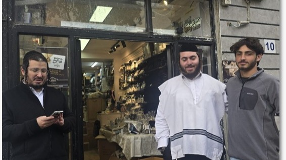 שכבת י"ב עברה בתחילת השבוע ימי שיא בהובלת צוות אזרחות בנושא:
השסע הדתי והשסע הלאומי. התלמידים שמעו נציגה ערבייה, אדם חרדי, סיירו בחיפה בשכונת וויז'ניץ' ובוואדי ניסנאס.
מדובר בחשיפה בעלת חשיבות עצומה, בהצבת סטנדרטים גבוהים, של ניהול דיון מבוסס ידע,
של סובלנות ופתיחות אמיתית, של הכרות עמוקה עם מה שמחוץ לבועה שלנו -
פסיפס החיים האמיתי של מדינת ישראל.
איך יודעים שהיה משמעותי...? שזה באמת נגע?
כשאתה רואה נערים נשארים לשוחח אחרי שהכל נגמר, שואלים שאלות ומביעים עמדה.
גאווה גדולה.
אלדד פורת