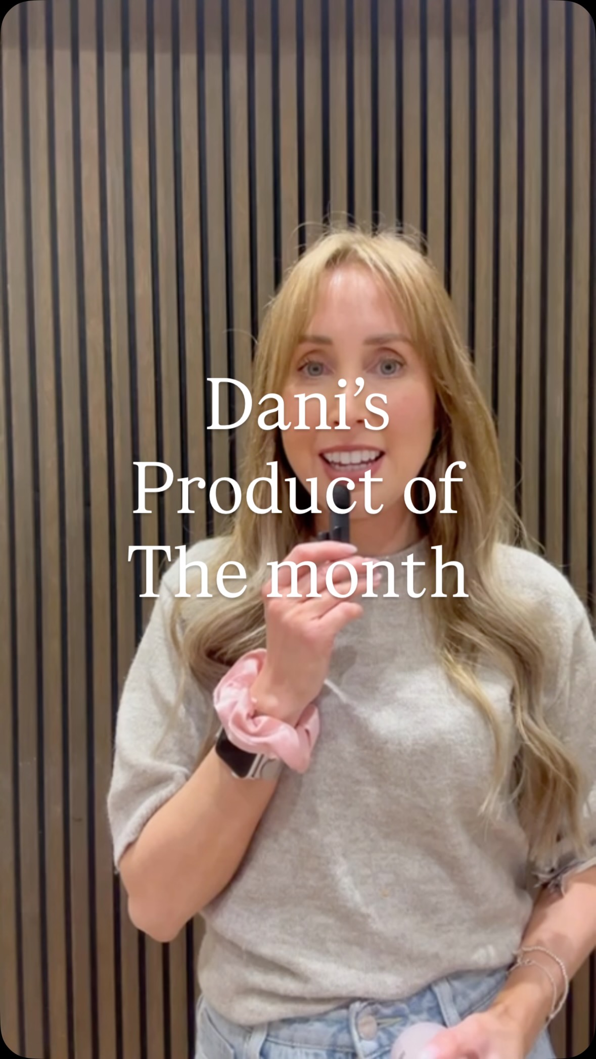 Not the mic flashing thats its dying 🤣 whoops
Dani’s favourite product this month is
@authenticbeautyconceptuk glow spray serum
No surprise, this product has won multi awards. It’s such a lovely all around product for all hair types.
Available in salon £38.48
