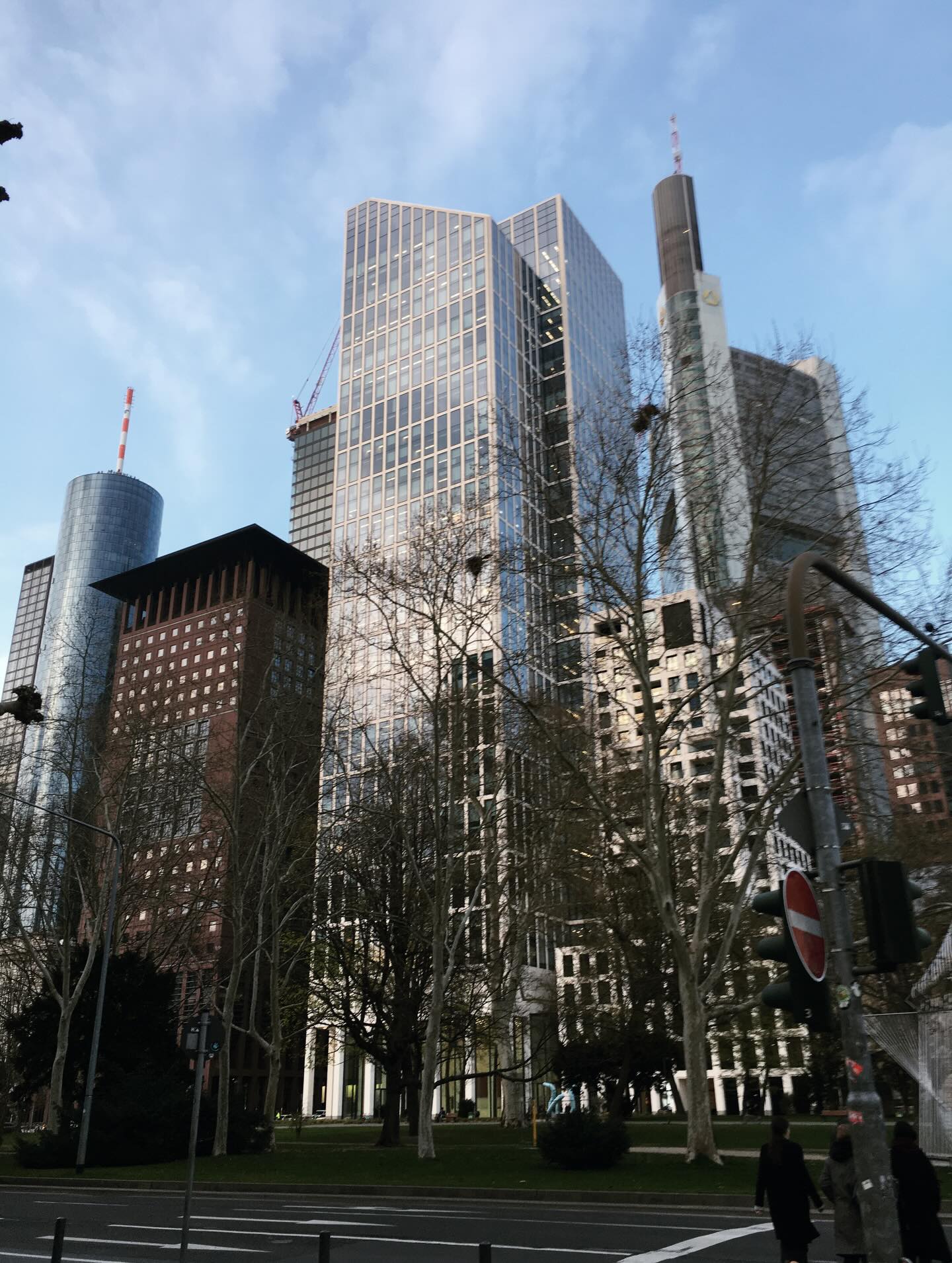 Seid ihr eher Stadt- oder Landmenschen? Und was macht das Leben in Frankfurt eigentlich so attraktiv?
Frankfurt am Main verbindet für mich Karriere, Internationalität und Lebensqualität auf engem Raum, der unbegrenzte Möglichkeiten bietet.
🏙 Starker Wirtschaftsstandort mit internationalen Unternehmen
🌍 Menschen aus aller Welt – Vielfalt, die inspiriert
🌳 Entspannen am Mainufer oder im Grünen
🚆 Top-Infrastruktur & kurze Wege
Das Leben auf dem Land bietet Ruhe und mehr Fläche. Die Stadt dagegen Dynamik, Netzwerk und Zeitersparnis. Wir mögen beides.
Am Ende ist es eine Frage der Prioritäten:
Ruhe oder Möglichkeiten?
Was meint ihr?
#Frankfurt #Immobilien #Stadtleben #Lebensqualität | #steinhouseimmobilien