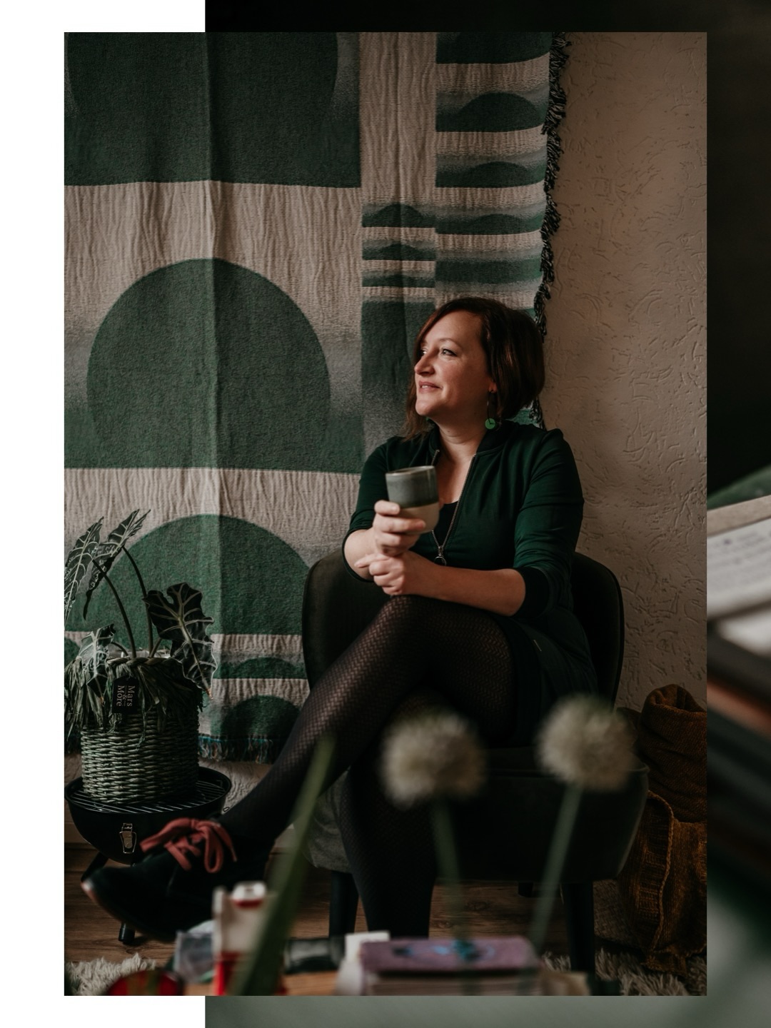 BRANDING
Vandaag stond er eigenlijk een brandingshoot op de planning — maar door ziekte is deze een weekje verplaatst. Dus krijgt mijn eigen brandig pagina van mijn website een update.
Branding is oprecht één van mijn favoriete shoots om te doen. Omdat het verder gaat dan alleen een mooi beeld.
• Wat drijft jou als ondernemer?
• Waar sta je voor?
• En hoe wil jij dat jouw ideale klant jou ziet én voelt?
Afgelopen week ontving ik drie brandingaanvragen. Eén shoot staat al gepland tijdens de vroege zonsopkomst in mei — heerlijk als een ondernemer net zo enthousiast wordt van zacht, krachtig licht als ik.
Rondom de andere aanvraag heb ik gisteren al een heel fijn telefoongesprek gehad om wensen te bespreken. En voor de laatste aanvraag zette ik gisteren de brochure op de mail.
Wat veel ondernemers niet weten: bij een brandingshoot zit standaard een brainstormsessie én een moodboard inbegrepen. We vertalen jouw verhaal naar beelden die kloppen — inhoudelijk én visueel.
Is het tijd dat jouw bedrijf zichtbaar wordt op een manier die écht bij je past?
Stuur me vrijblijvend een berichtje, dan kijken we samen wat er mogelijk is ♥️
#brandingshoot
#personalbranding
#ondernemendevrouwen
#zichtbaarondernemen
fotograafbreda n