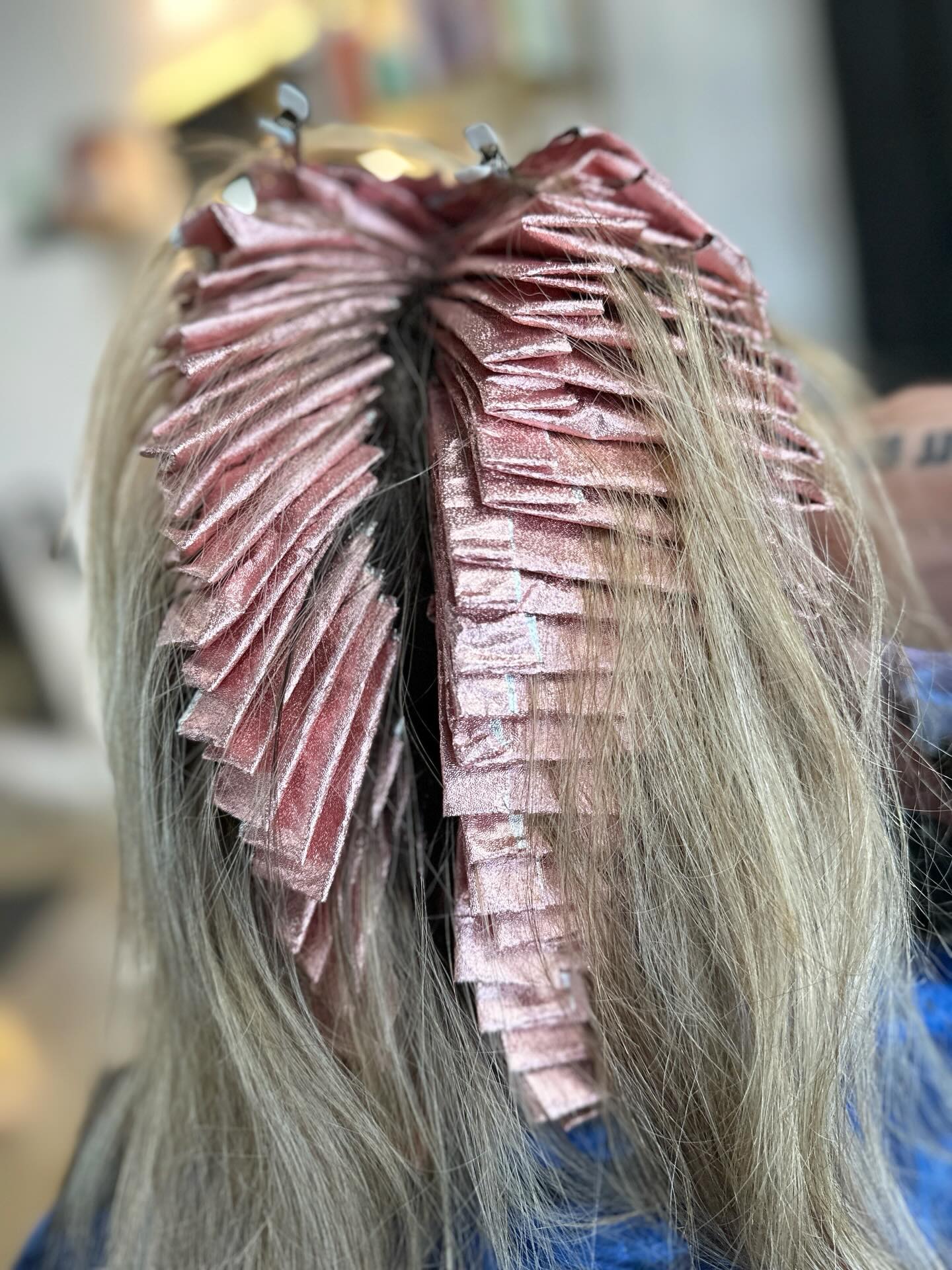 Ever wonder what goes into creating seamless, dimensional highlights? ✨
Each foil is carefully placed to control brightness, depth, and movement throughout the hair. Placement matters just as much as tone — we strategically weave, section, and position lightener to customize your result based on your goals, hair history, and desired maintenance level.
Highlight services aren’t just about going lighter — they’re about creating balance, softness, and dimension while protecting the integrity of your hair. From fine babylights to bold brightness, every detail is intentional.
Beautiful blonde starts with thoughtful placement 💫
Yes, this is why it takes a few hours 😉