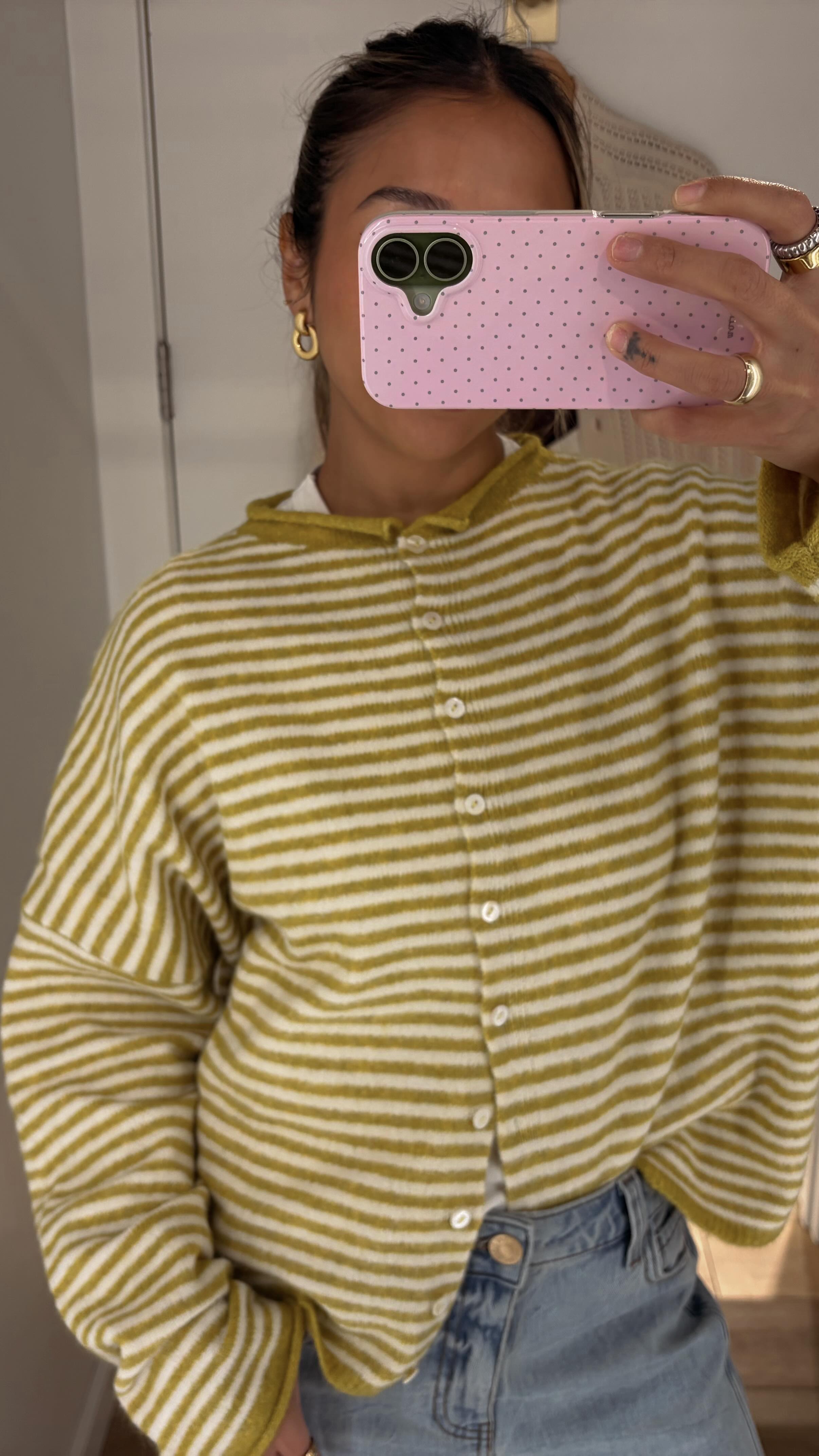 Monica’s here to show you all her favorite pieces! ✨ We got in soo many great items today- more cardigans, floral dresses, rompers, cute tops, and MORE DENIM! 👖
Monica is one of our amazing stylists here at R23, and she would love to work with you! If interested in setting up a time with her, call our shop and set up your very own appointment. 💛