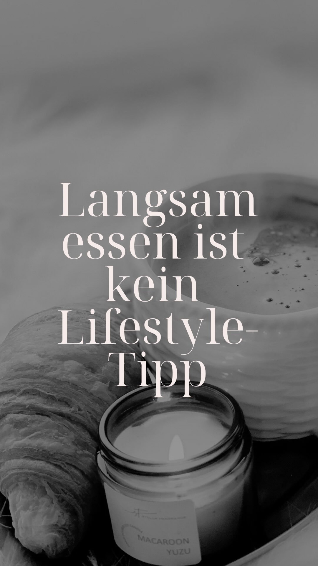 Wer langsam isst, gibt seinem Körper überhaupt erst die Chance, zu sprechen.
Denn dein Sättigungsgefühl entsteht nicht im Kopf —
sondern über ein feines Zusammenspiel von Hormonen, Nerven und Verdauung.
Wenn du hastig isst, nebenbei scrollst oder „mal eben schnell“ runterschlingst, passiert Folgendes:
✨ Dein Sättigungssignal kommt zu spät
✨ Du isst über dein echtes Bedürfnis hinaus
✨ Dein Blutzucker fährt Achterbahn
✨ Heißhunger ist vorprogrammiert
Und viele Frauen denken dann:
„Ich habe einfach keinen Willen.“
Nein, Herz.
Dein Körper kam nur nicht hinterher.
Was wirklich hilft:
🌿 ohne Ablenkung essen
🌿 bewusst kauen
🌿 Pausen zwischen den Bissen
🌿 Mahlzeiten nicht im Stress runterschlingen
Allein dieses Tempo verändert oft schon:
✔️ dein Portionsgefühl
✔️ deine Verdauung
✔️ dein Energielevel
✔️ dein Bauchgefühl (im wahrsten Sinne)
Du musst nicht immer weniger essen.
Du darfst deinem Körper wieder zuhören.
👉 Folge mir für mehr hormonfreundliche Realität statt Diät-Mythen.
Let’s shape YOU ✨
Dein nächster Schritt?
👉 Kostenloses Kennenlerngespräch!
🔗 Link in Bio
Stell DICH an 1️⃣ Stelle - niemand sonst wird es für dich tun.
❤️Wenn dir der Beitrag gefällt, lass mir ein like da, würde mich richtig freuen❤️
#diätmythen #gesundabnehmen #bauchfettweg #perimenopause #frauenimbusiness