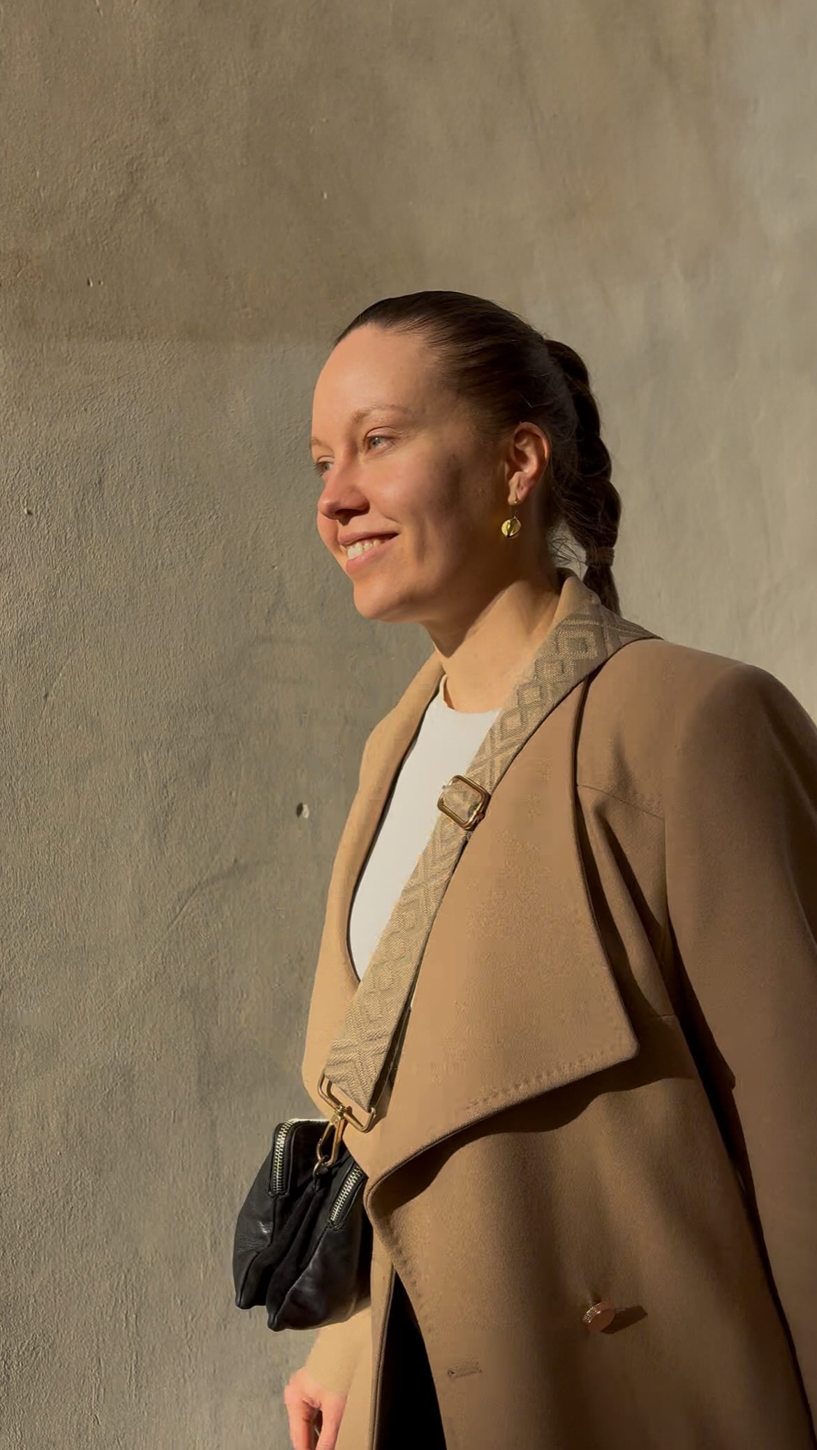 Vuosi sitten tähän aikaan talvi ja alkava kevät olivat täynnä vaaleihin valmistautumista.
Keskusteluja, kohtaamisia, paljon työtä ja uuden opettelua, jännitystä ja toivoa.
Paljon on mahtunut vuoteen.
Päätöksiä, oppimista, vastuuta ja välillä myös paineita.
Perusasiat ovat kuitenkin ennallaan. Teen tätä työtä samoista arvoista käsin ja samalla ajattelutavalla kuin vuosi sitten, sivistyksen, hyvinvoinnin ja toimivan arjen puolesta. Kuunnellen, tietoon nojaten ja ihmisiä kunnioittaen.
Luottamustehtävät tuovat vastuuta, mutta ihminen niiden takana on sama.
Kiitos, että kuljette mukana.🧡
#tbtolastyear #kaupunginvaltusto #aluevaltuusto