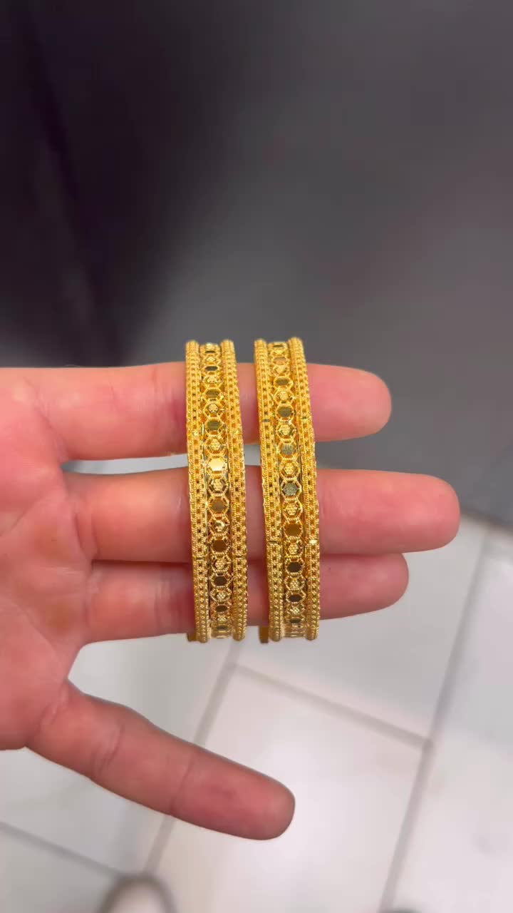 21 kt bangle bracelets #giftsforher #gifts #bracelet #gold #اريزونا #arabicjewelry #middleeasternjewelry #arabicgold #مجوهرات #21ktgold #ذهب