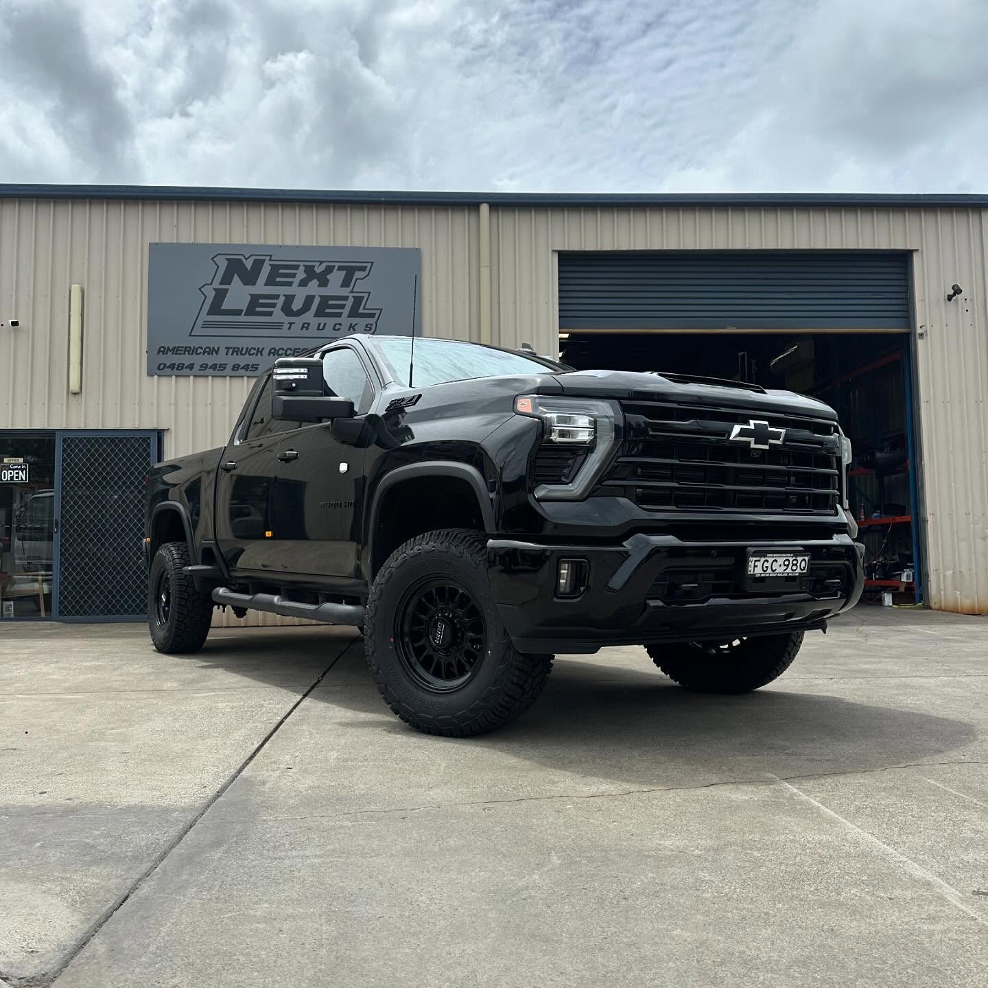 The new KMC impact FFT looking mint on this 2024 Chevy 2500HD with the 3” lift, airbags in the rear controlled by the Logiq Airiq, ready now to tackle anything thrown at it 💪
#nextleveltrucks #silveradonation #silverado #touring