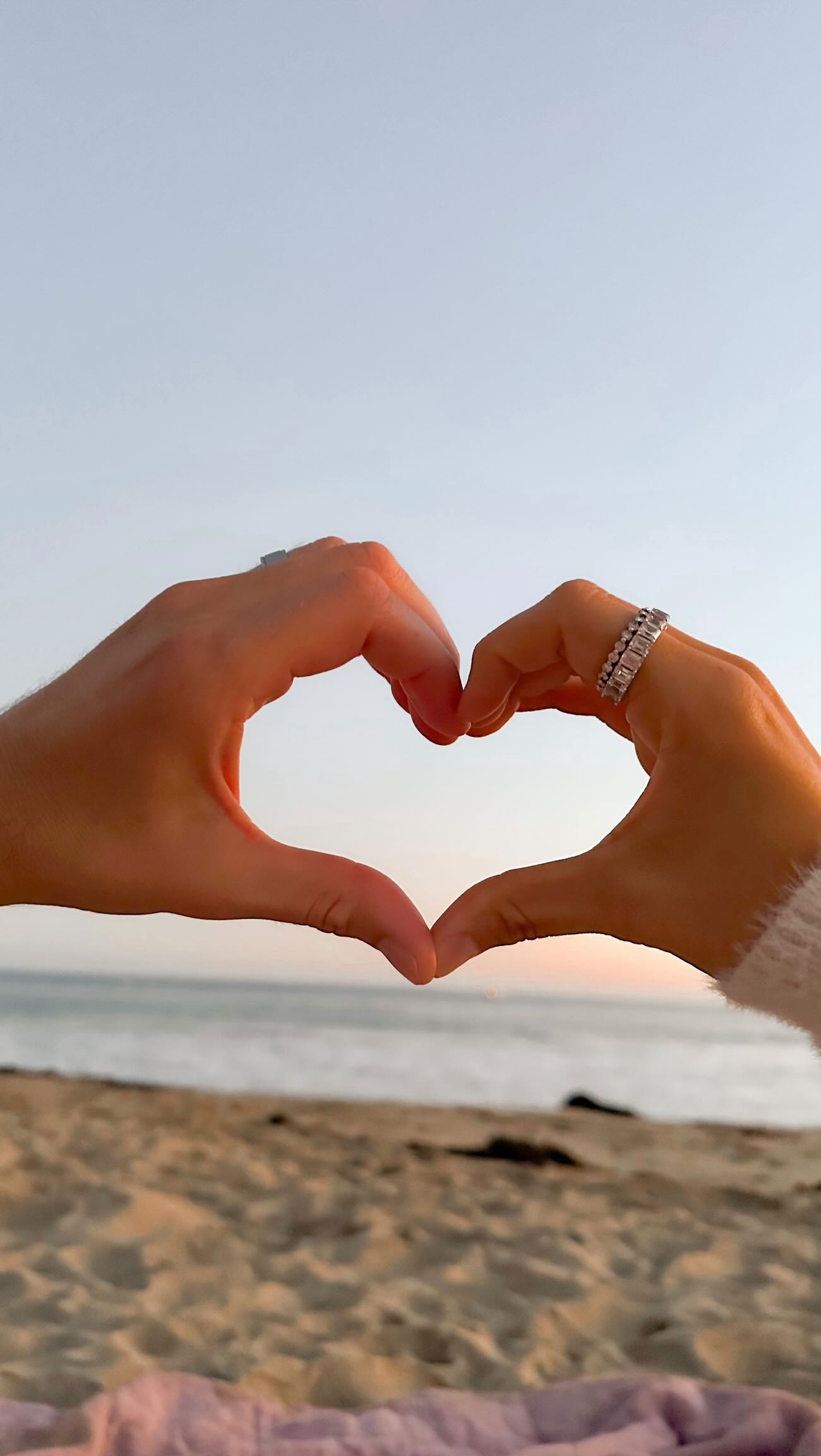 I love our little *dink* tradition! 😂
#newmomlife❤️ #funnywife #wifeandhusband #funnymom #newparentslife