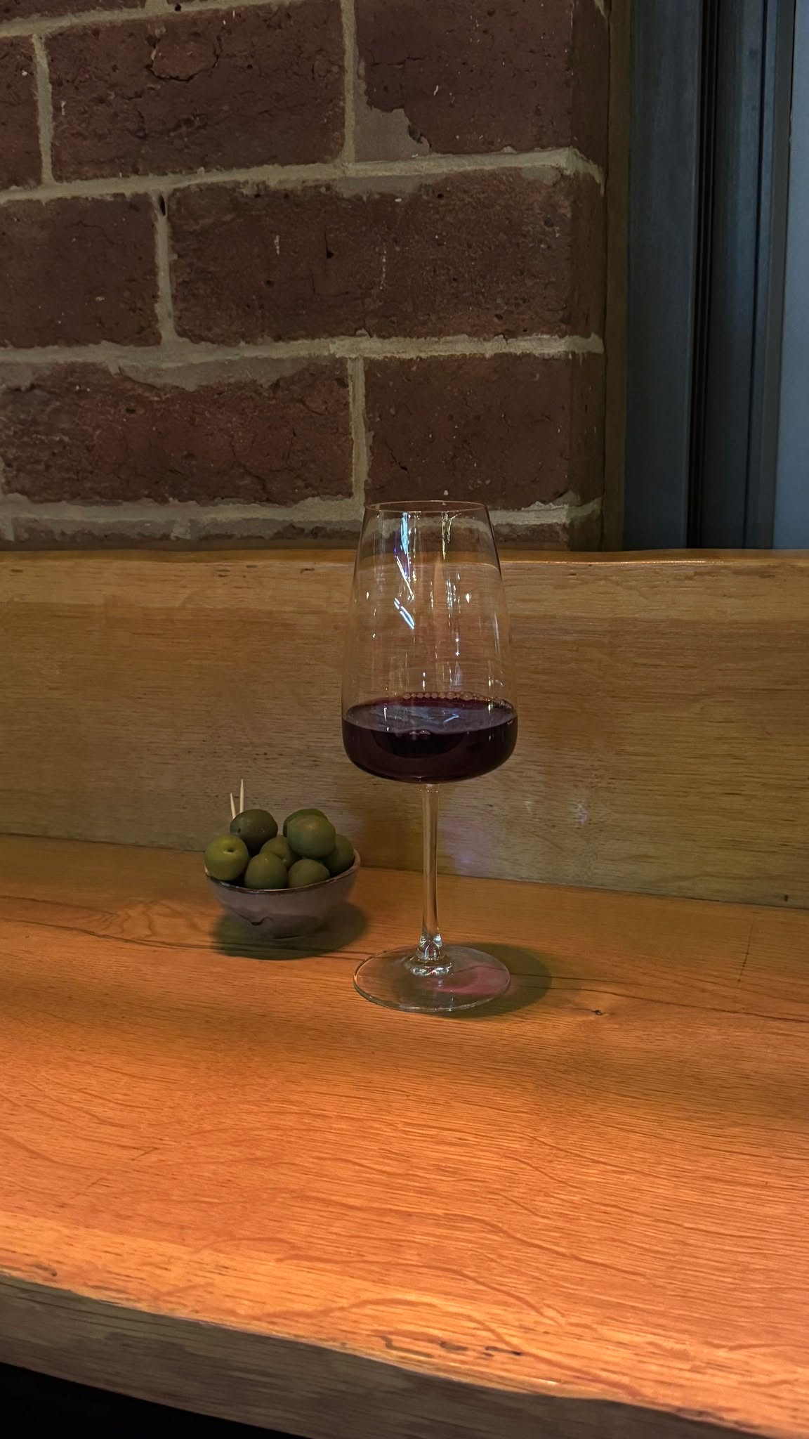 A lovely evening at Wine Club last night, where we spent the night exploring wines made by female producers from across the wine world. Different regions, different styles and plenty of great conversation around the table as we tasted our way through the line-up.
A big thank you to Barrique Fine Wines and Jack for being such a brilliant host. His knowledge, stories behind the bottles and relaxed approach always make these evenings feel welcoming and genuinely interesting, whether you’re discovering something completely new or revisiting a favourite style.
These nights are always a good reminder of how much more enjoyable wine can be when it’s shared.
The next Wine Club will take place on Wednesday 1st April and the theme will be Spring Sparkles 🥂 a celebration of fresh, lively sparkling wines as we move into the new season.
Tickets are now available via the link in bio.