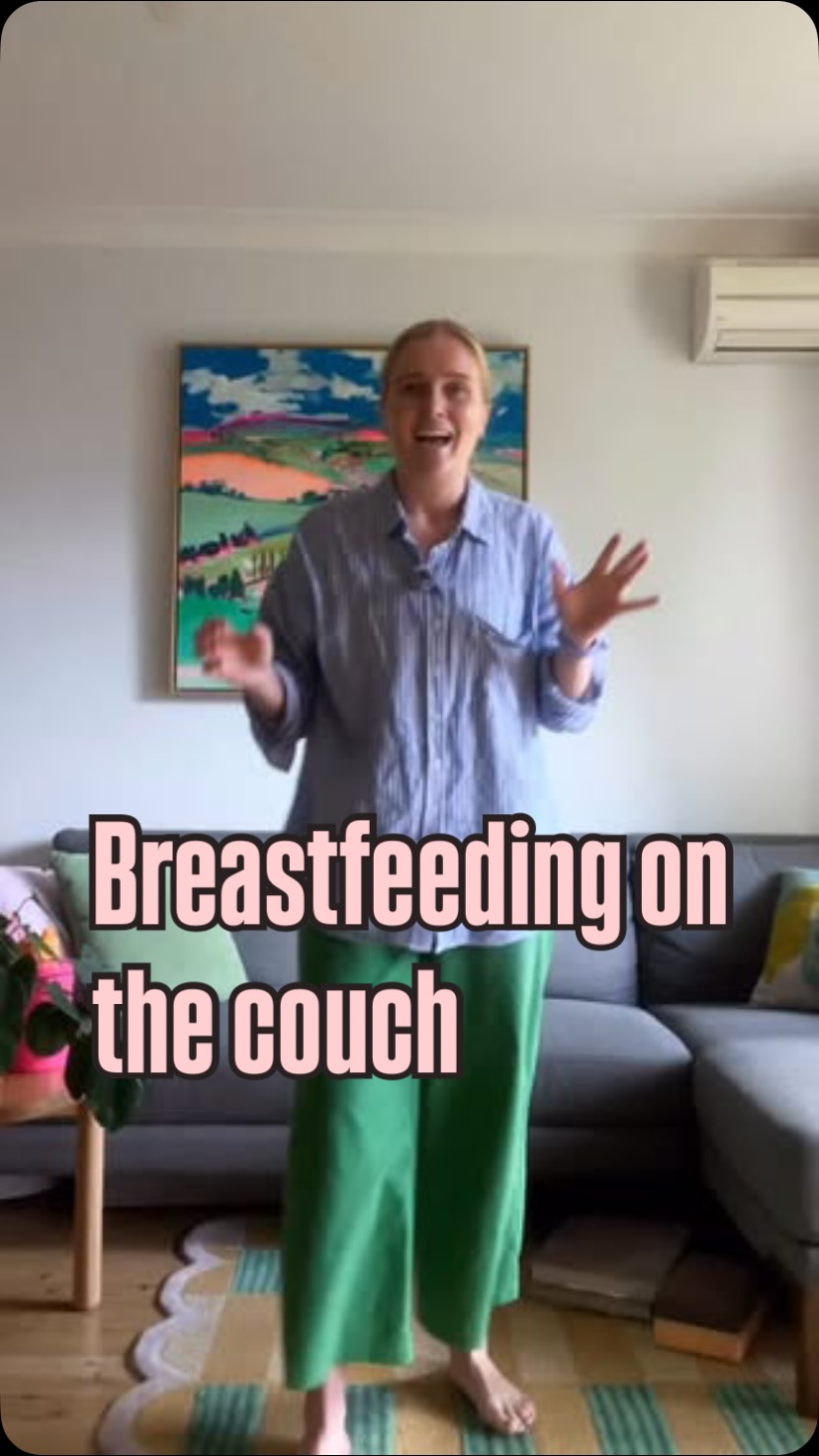 You don’t need special equipment to breastfeed comfortably. A few pillows and some clever positioning can make all the difference! 🤱