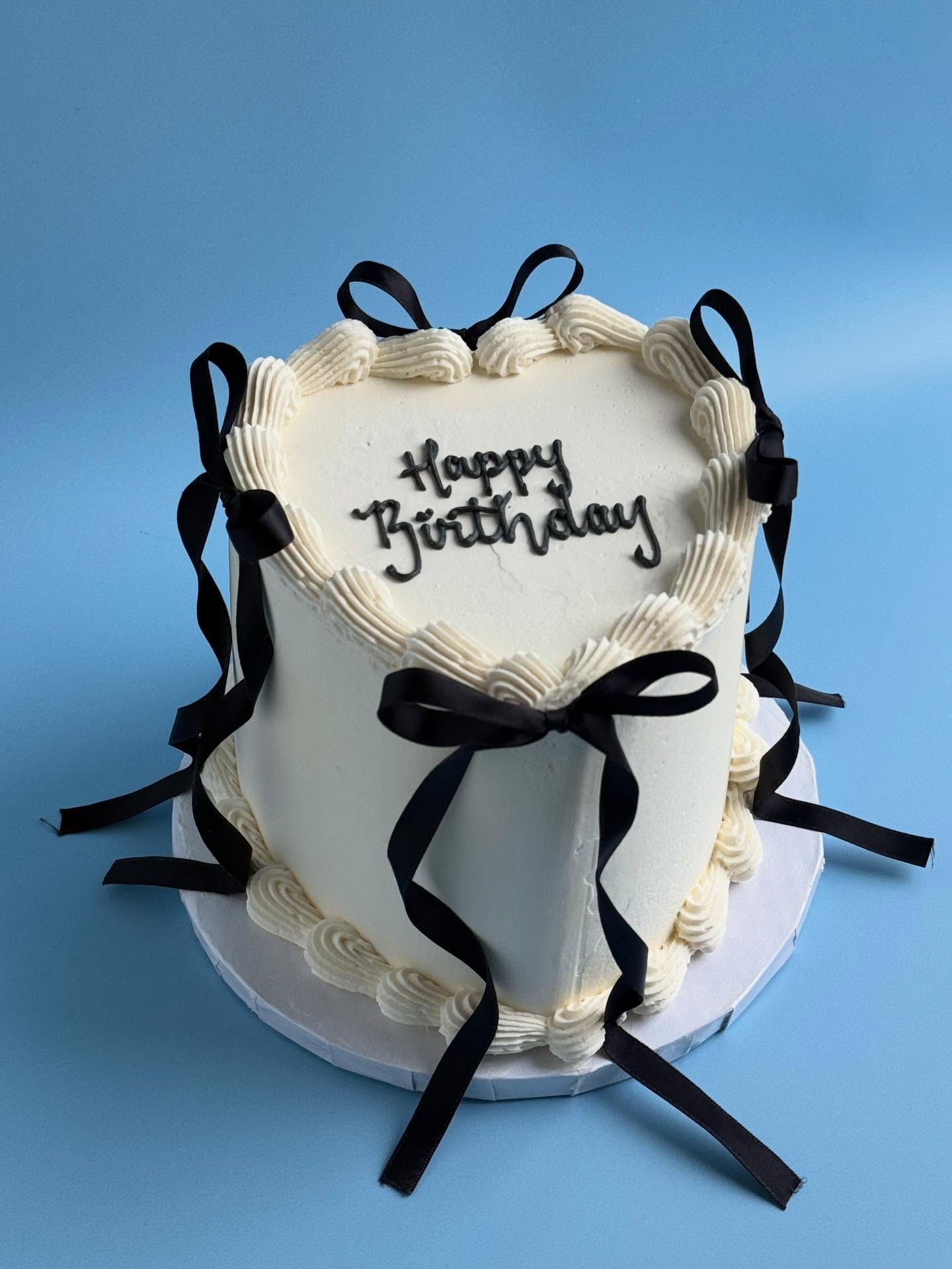 🖤🤍🖤🤍
.
.
.
.
.
#customcake #gtabakery #heartcake #bowcake #vintageheartcake juliassweettreats