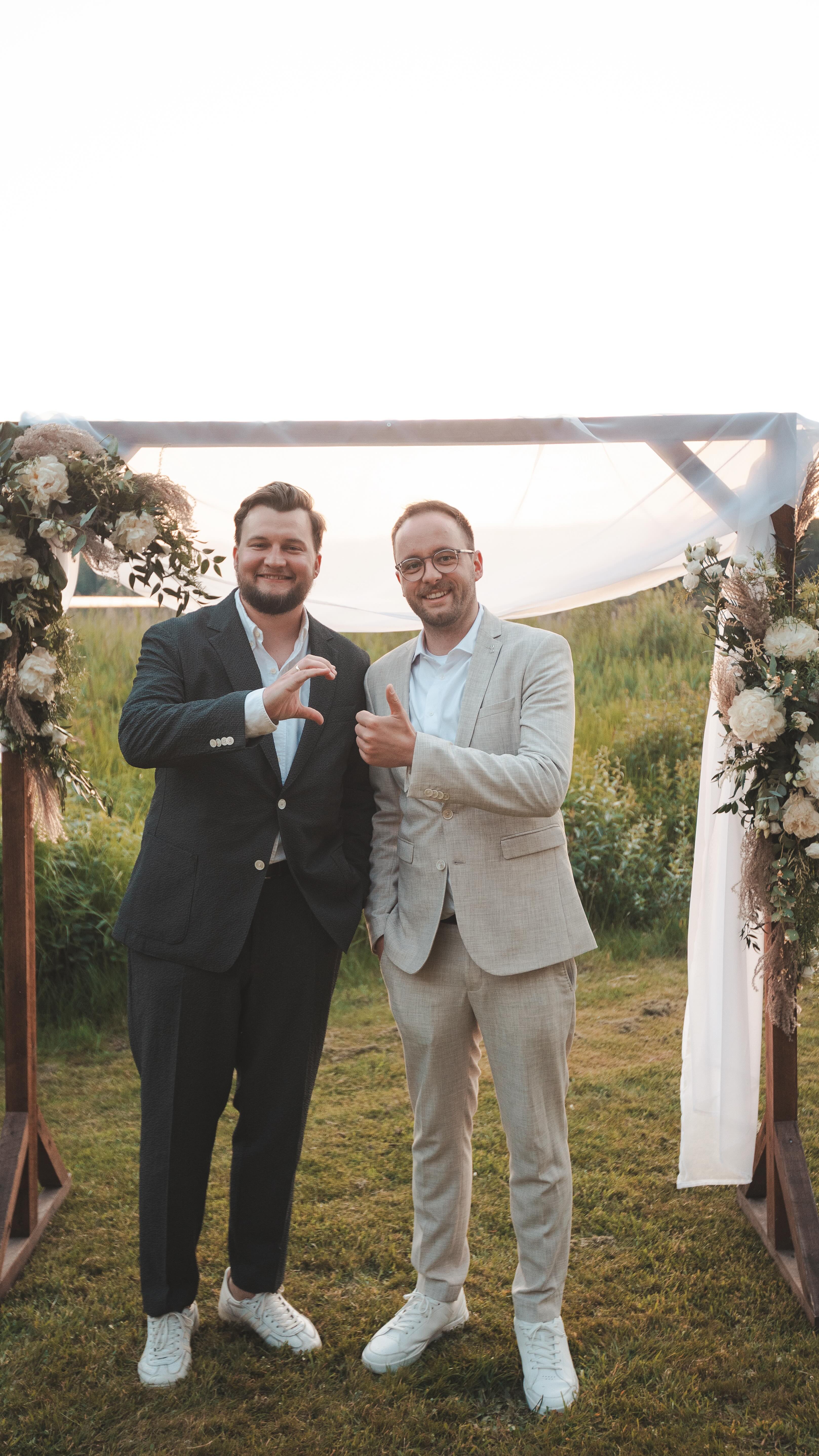 Felix & Kathleen.
Dieser Tag passiert nur einmal.
All die kleinen Momente dazwischen.
Das Lachen. Die Umarmungen. Die Energie.
Genau deshalb ist es so wichtig, ihn authentisch festzuhalten.
Nicht perfekt. Sondern echt.
Damit er sich auch in Jahren noch genauso anfühlt.
#hochzeit2025 #hochzeitsvideo #weddingfilm #authentisch #brautpaar