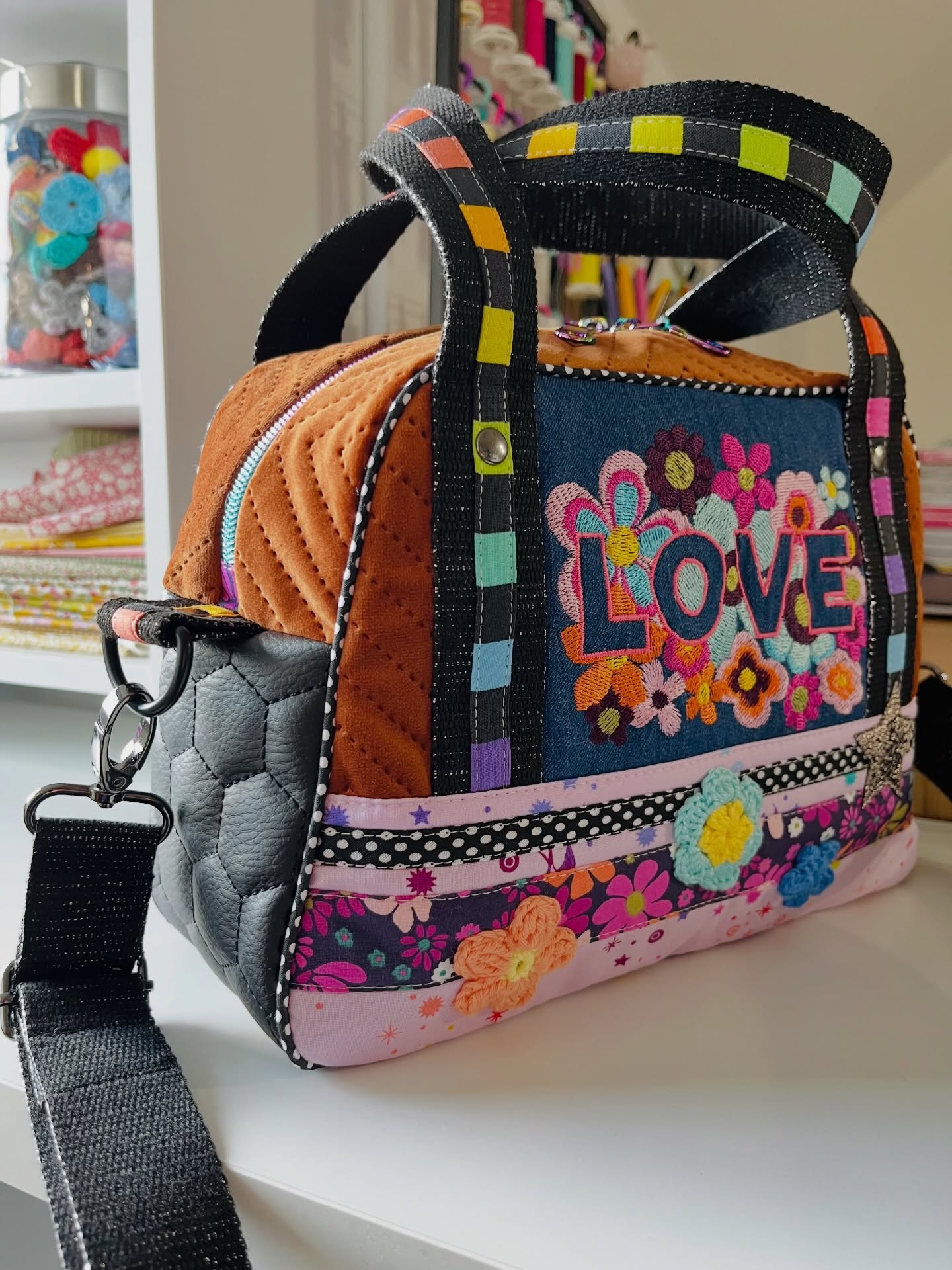 Strike 🎳
Quel bonheur de me replonger dans ce patron 😁 j’espère que mes partages d’astuces en story vous ont inspiré 🥰
La nouvelle collection de cotons du site booste mes idées créatives j’adore 🌈
Alors quel autre modèle souhaitez vous que je teste ? À vos commentaires 💜
📚 Patron du sac Strike issu de mon livre « Mes idées cadeaux à coudre » aux éditions @creapassions
✨ Velours chevrons de chez @blc.tissuslm49
#byjencreations #couture