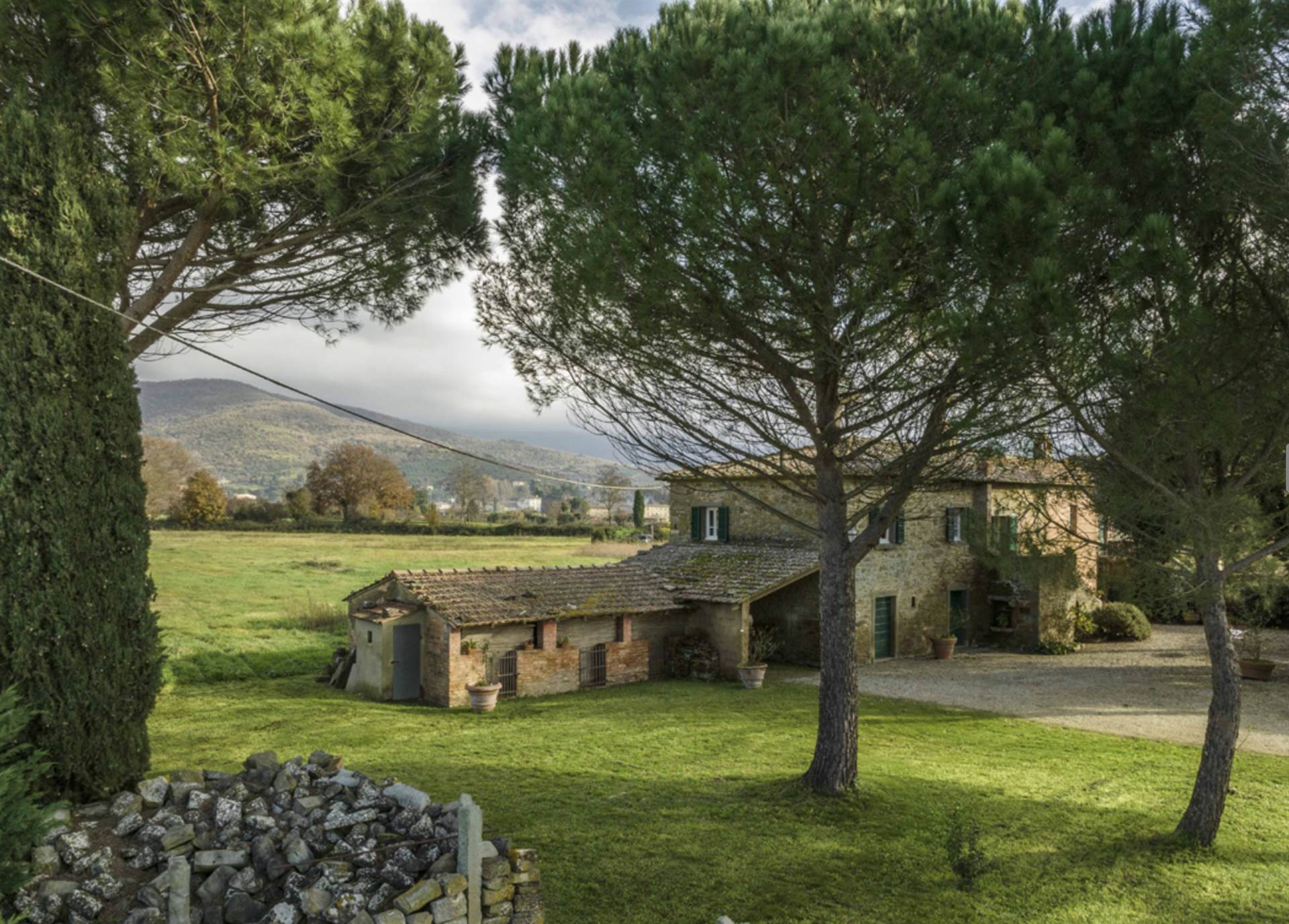 FOR SALE: A piece of Tuscan history. 🗝️Price €425,000
Located just minutes from the iconic town of Cortona, this late 18th-century farmhouse is a rare find.
✨ The Highlights:
215 sqm across two levels
1,500 sqm of private greenery
Renovated 70 sqm apartment + expansion potential
Original stone façades & exposed beams
Includes additional outbuildings for development
DM for more info or to schedule a viewing! 📩
#RealEstateItaly #InvestInItaly #CortonaItaly #TuscanyProperty