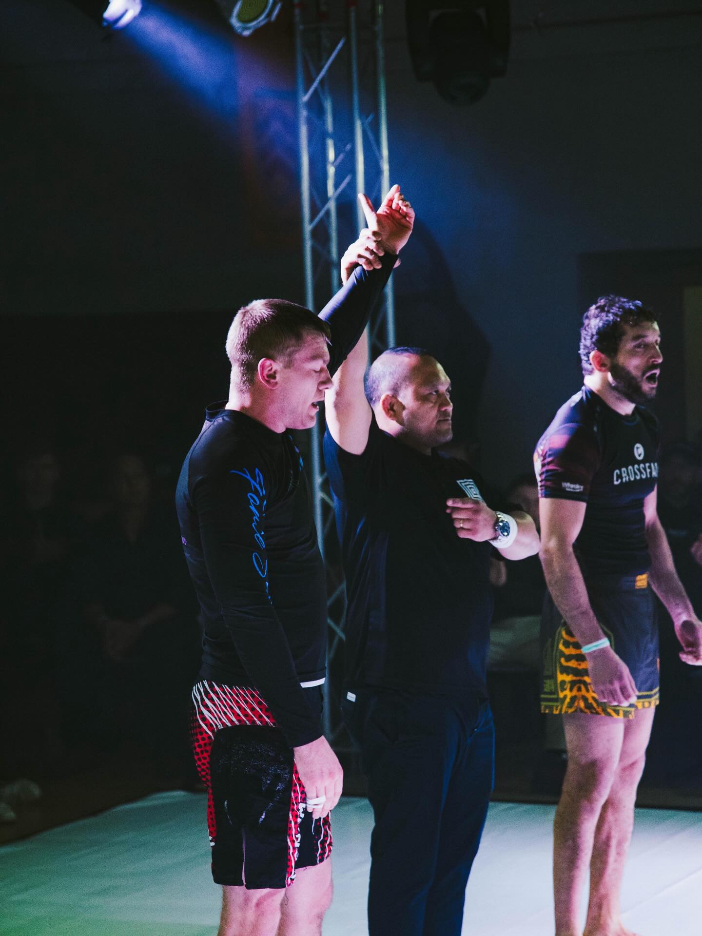 There’s a moment before every match where everything goes quiet.
The nerves.
The doubts.
The voice asking why you signed up in the first place.
Competing asks something different of you.
It asks you to step forward knowing there are only two outcomes waiting.
We don’t train for months, push through injuries, and test ourselves in front of a crowd just to participate.
We go out there with intent. With belief. With the aim of having our hand raised.
But competing also means accepting a hard truth…
Sometimes you lose.
And that isn’t failure — it’s the price of having the courage to try.
Winning gives you validation.
Losing gives you understanding.
Both make you better.
Every time you compete, you walk away with something most people never experience — proof that you were willing to test yourself when comfort was an option.
Win or lose, stepping onto the mat already separates you from the majority.
Respect to everyone who chooses to compete.
📸 @samhollingshead.media
@quatrolinhas
#brazilianjiujitsu #bjj #nogi #jiujitsu #baldock