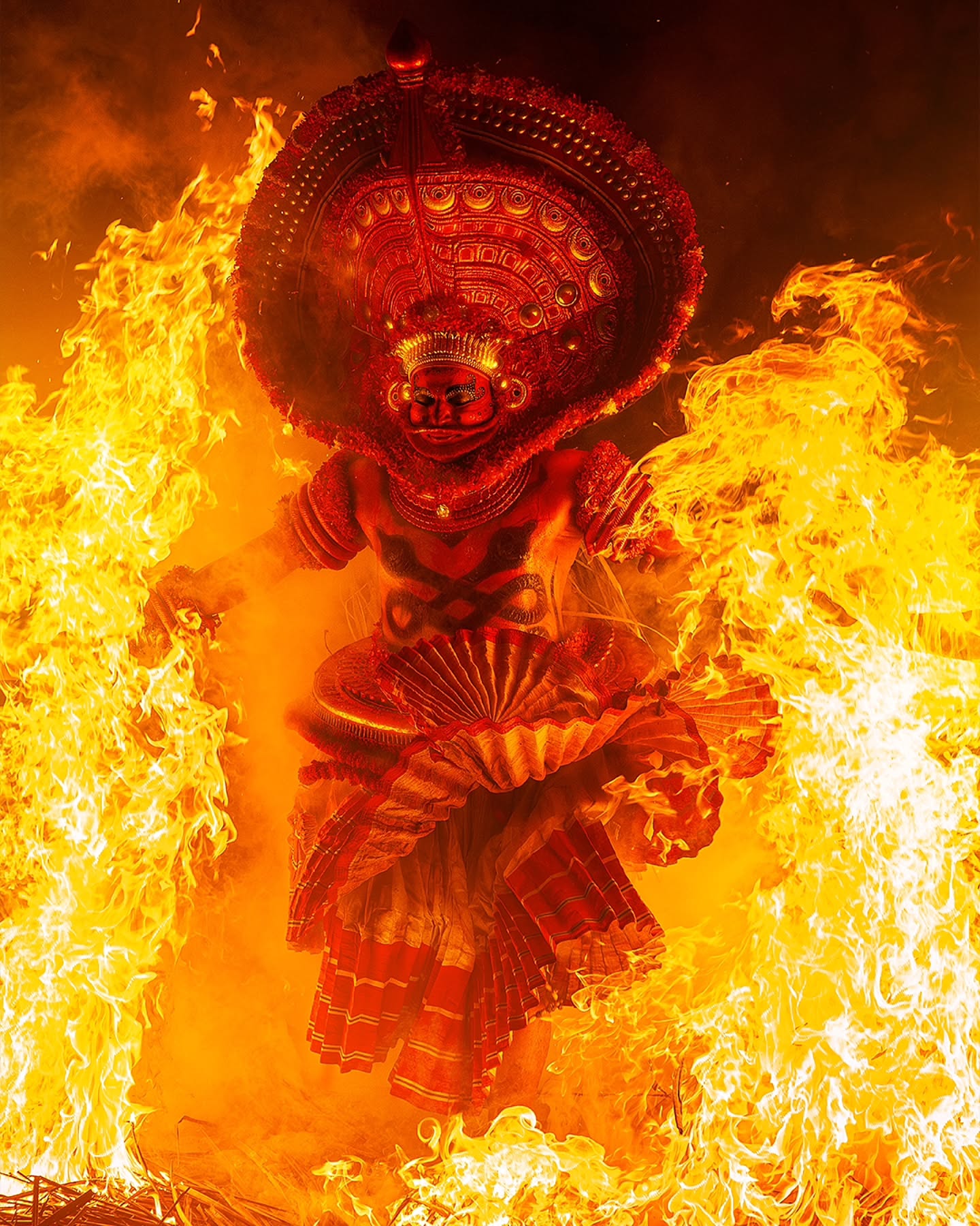 Not just a ritual.
Kandanar Kelan, the god of Malabar, in his true form🔥🔥
This shot deserve solo post!
Follow: @vedaantkulkarni_dv
Shot using @sonyalphain A7IV
#theyyam #theyyamphotography #kerala #keralaculture #incredibleindia