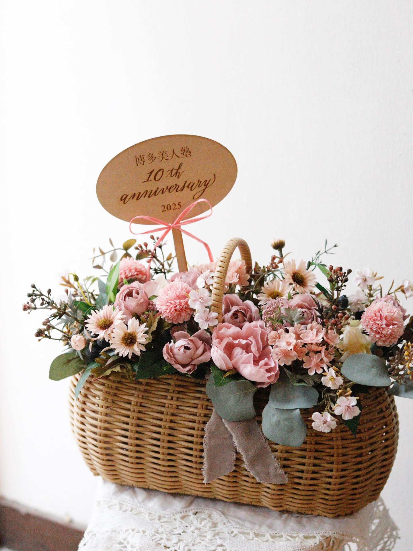 【flower arrangement】
アーティフィシャルフラワー
アレンジメント
開業10周年の
お祝いのお花をオーダー
いただきました
お祝いのプレートは
アトリエチヒロさんに
お願いしました
@salon.de.c
とても喜んでいただけたと
ご報告いただきました
嬉しいです!
送る方を想像しながら
優しい雰囲気で
ナチュラルに
作らせていただきました
ご注文ありがとうございました♪
アトリエ花空間では生花の花束、フラワーアレンジメントはご予約制にて承っております。
定休日でもお渡し可能な日がございますので、まずはお問い合わせ下さいね。
アーティフィシャルフラワーで
お作りする場合、ご希望がある場合は
ひと月ほどお時間いただければ
ありがたいです
ーーーーーーーーーー
【ご注文お問い合わせ方法】
公式LINEまたはDMにて
LINEのURLはプロフィール欄の🔗から
▶︎@hanakukan
※お電話でのご注文は受けられませんのでご了承下さい
ーーーーーーーーーー
【flower shop】
【flower design school】
Atelier花空間
マミフラワーデザインスクール
滋賀指定教室責任者 森 光香
◇住所 滋賀県東近江市佐野町657
ファブリカ村内
◇定休日 火水木(不定休)
◇営業時間10:00〜16:00
※お菓子のお店「アトリエプリュ+ケーキ」さんと同じ店舗内にあります
▶︎@atelierplus+cake
時々お花とお菓子のコラボイベントやコラボ商品作っています♪
▶︎@hana.plus_info
#アトリエ花空間
#花を贈る
#花のある暮らし
#マミフラワーデザインスクール
#滋賀指定教室