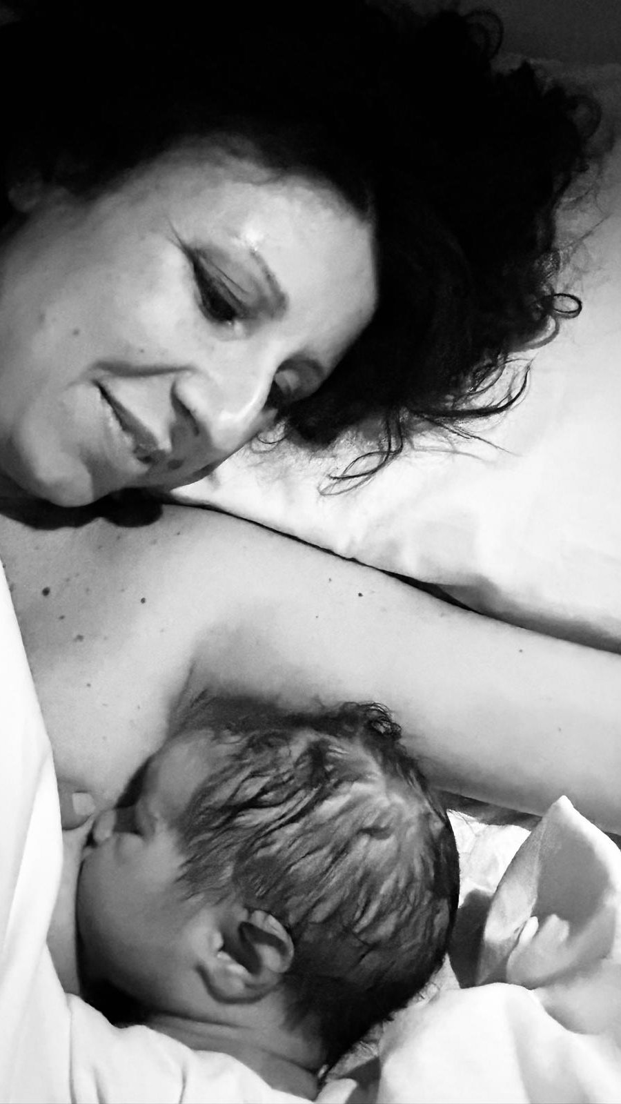 Ettore, amore mio, sei arrivato e mi hai insegnato di nuovo a fermarmi.
A respirare più lentamente. A fidarmi.
Il mio cuore ti ha riconosciuto subito come se ti stesse aspettando da sempre. In poche ore mi hai già fatto capire che l’amore non si divide tra te e Gioele, ma si espande.
Il tuo papà invece è già qui a prometterti protezione, spalle forti e amore sicuro, ogni giorno.
E con te la vita torna a farsi luce: fragile e potente. Un nuovo inizio che ci ricorda quanto è sacro essere qui adesso.
Benvenuto amore nostro. Grazie per averci scelti.
Mamma e papà 💙