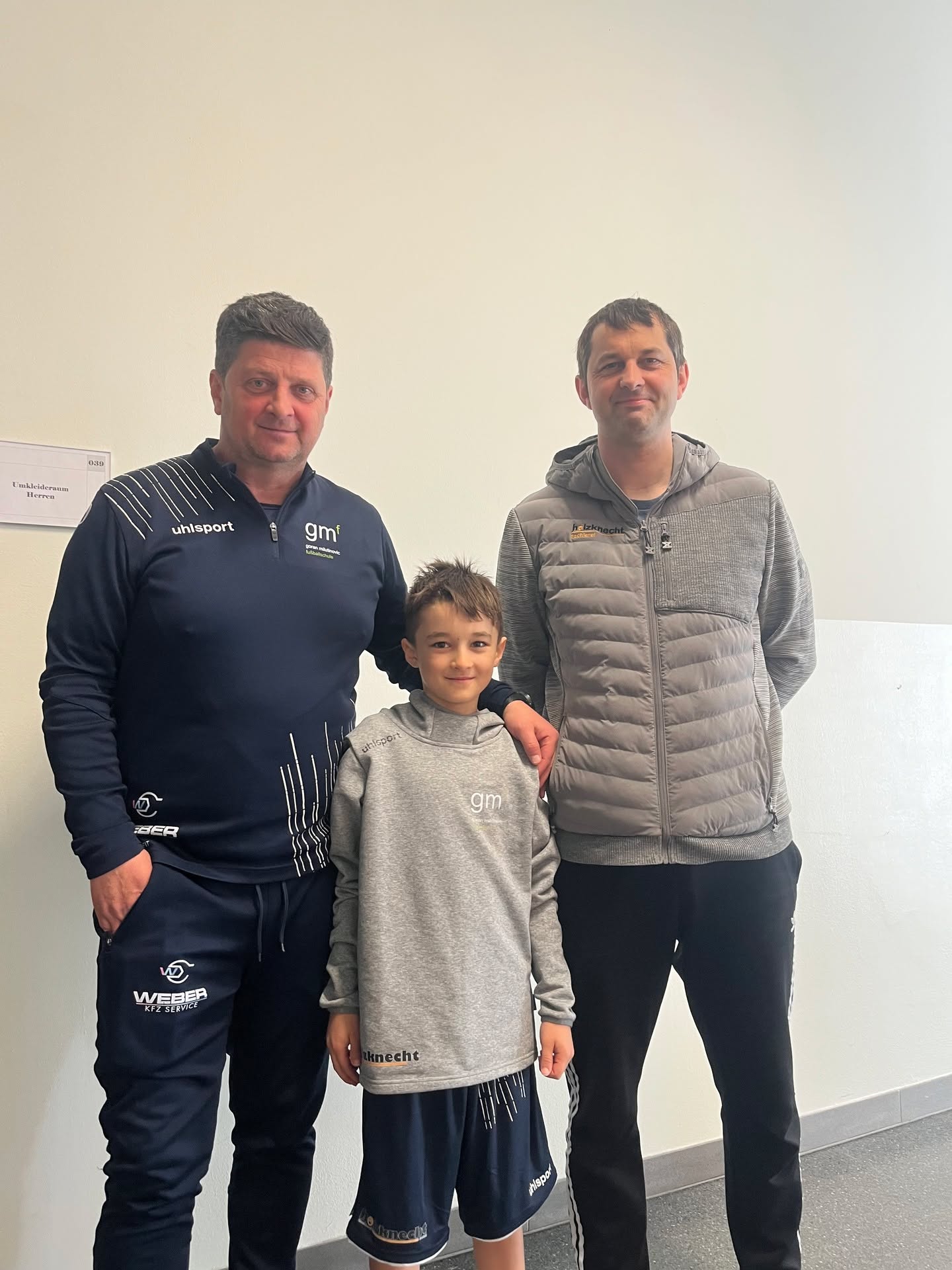 Danke an die @tischlerei.holzknecht für das Sponsoring unserer neuen Garnitur 🙏✨
Wir freuen uns riesig über die Unterstützung und das tolle Upgrade – sieht nicht nur richtig gut aus, sondern sorgt auch für einen starken Auftritt auf dem Platz. Danke für euer Vertrauen und die starke Zusammenarbeit! 🤍🪵