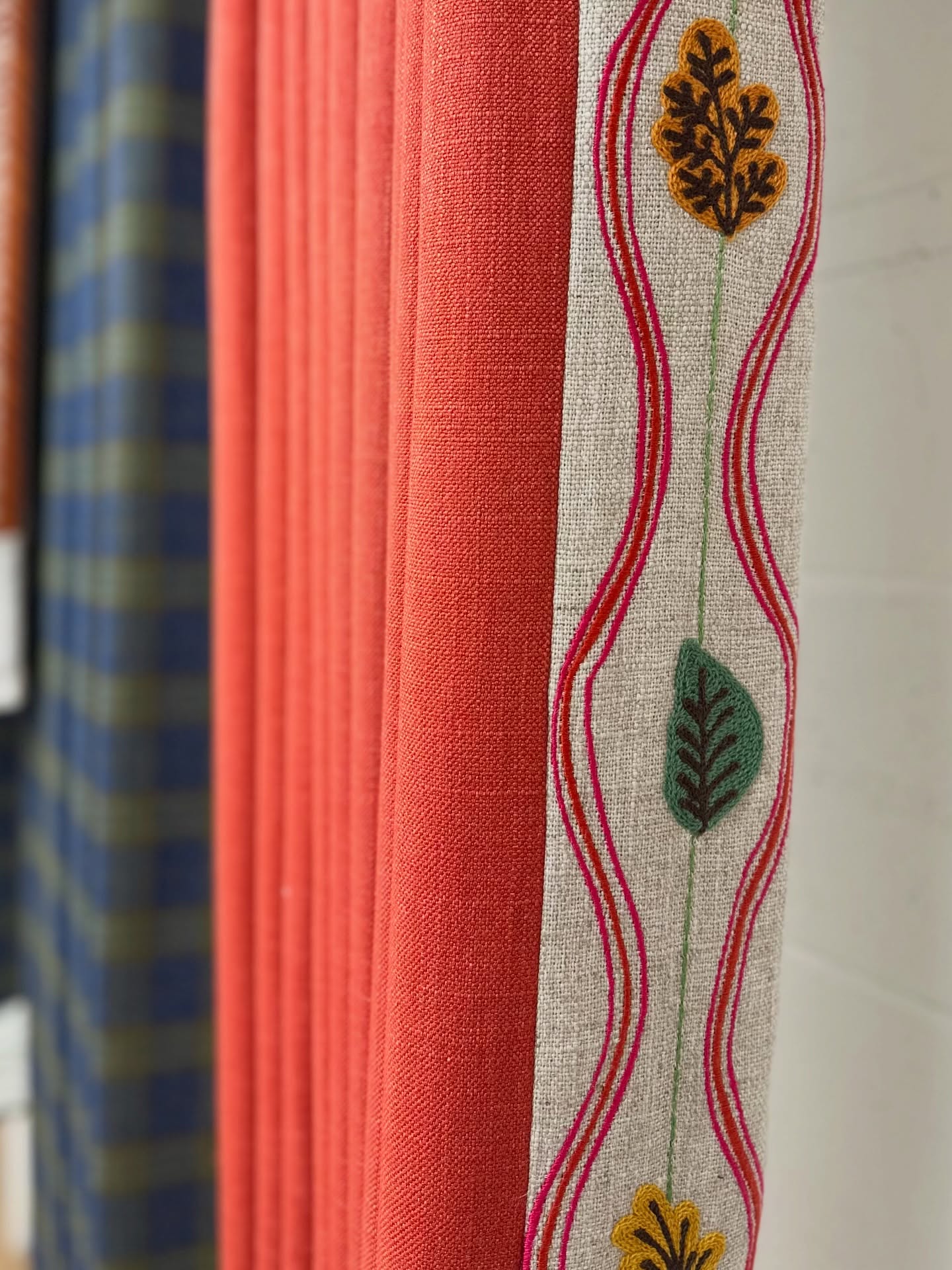 A bold and beautiful leading edge… 🍃 a fabulous bedroom transformation for a fabulous client using Kit Kemp x Andrew Martin’s latest designs!
#petersilkofhelmsley #bedroomdesign #curtainideas #kitkemp #beforeandafter