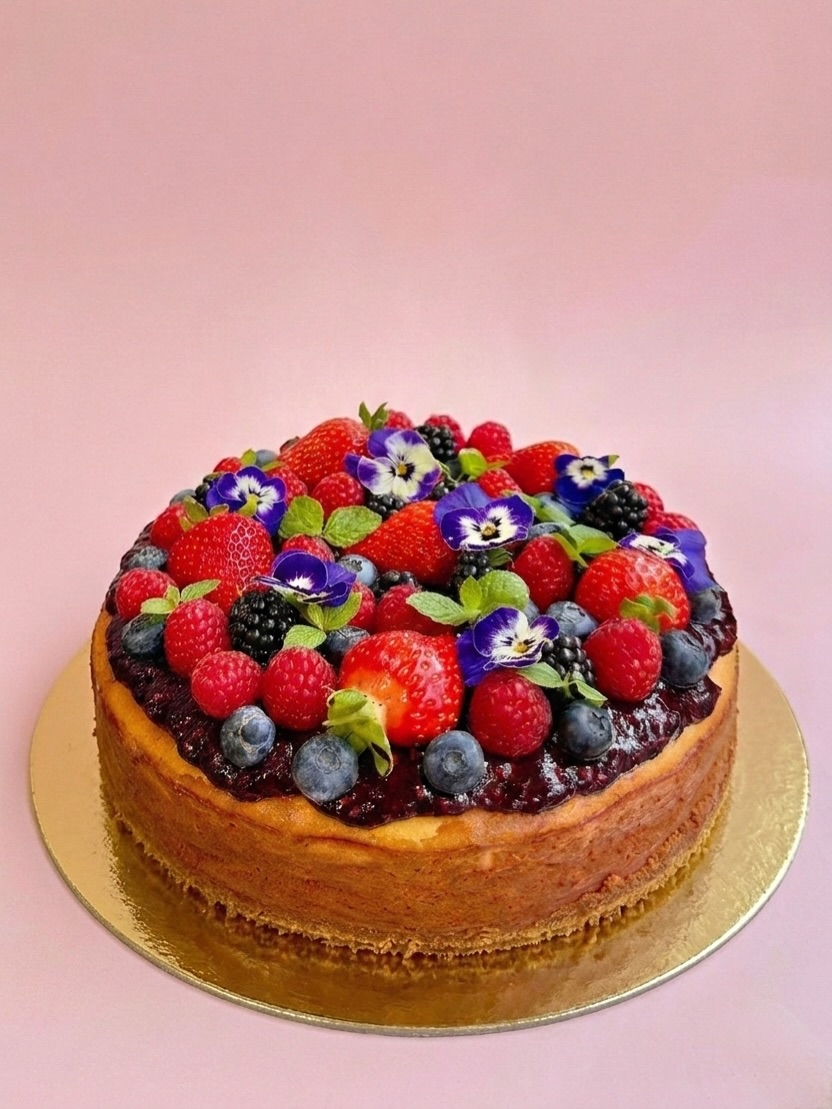 🌟 Baked Cheesecake 🌟
Our popular baked vanilla cheesecake is now available to order online, topped with berry compote & fresh berries. Perfect for any occasion!