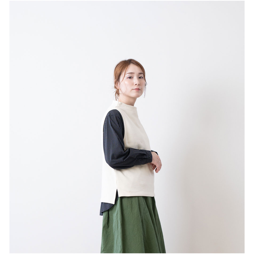 PICKUP ITEM
2026SS collection
セントラル裏毛ボトルネックベスト
nk948071 ¥5900+TAX
120.ivory
裏毛がパイルの定番型ボトルネックベスト
程良いネック開きと丈感がポイント
両脇スリット入りでレイヤードスタイルが楽しめます
合わせたブラウス
nk160541 ブロ-ドバンドカラ-シャツ ¥9800+TAX
5.blackdot
#nachukara #2026ss
#ナチュラル #lifewear
#春コーデ #春カラー
#ファッション #シンプルコーデ
#レディース #大人ナチュラル
#ナチュラルコーデ
#カジュアルコーデ
#40代ファッション
#50代ファッション
#60代ファッション