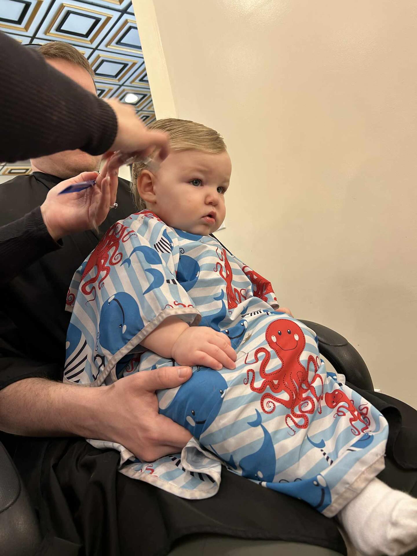 ✂️ It was a very special Clients first visit when Mom/Stylist Extraordinaire Kalsey Bonhomme aka @kbonhomme_ was able to give her son his first haircut at Lavish!!😍
Come back to see us all soon little Adrian!! 🧸💚