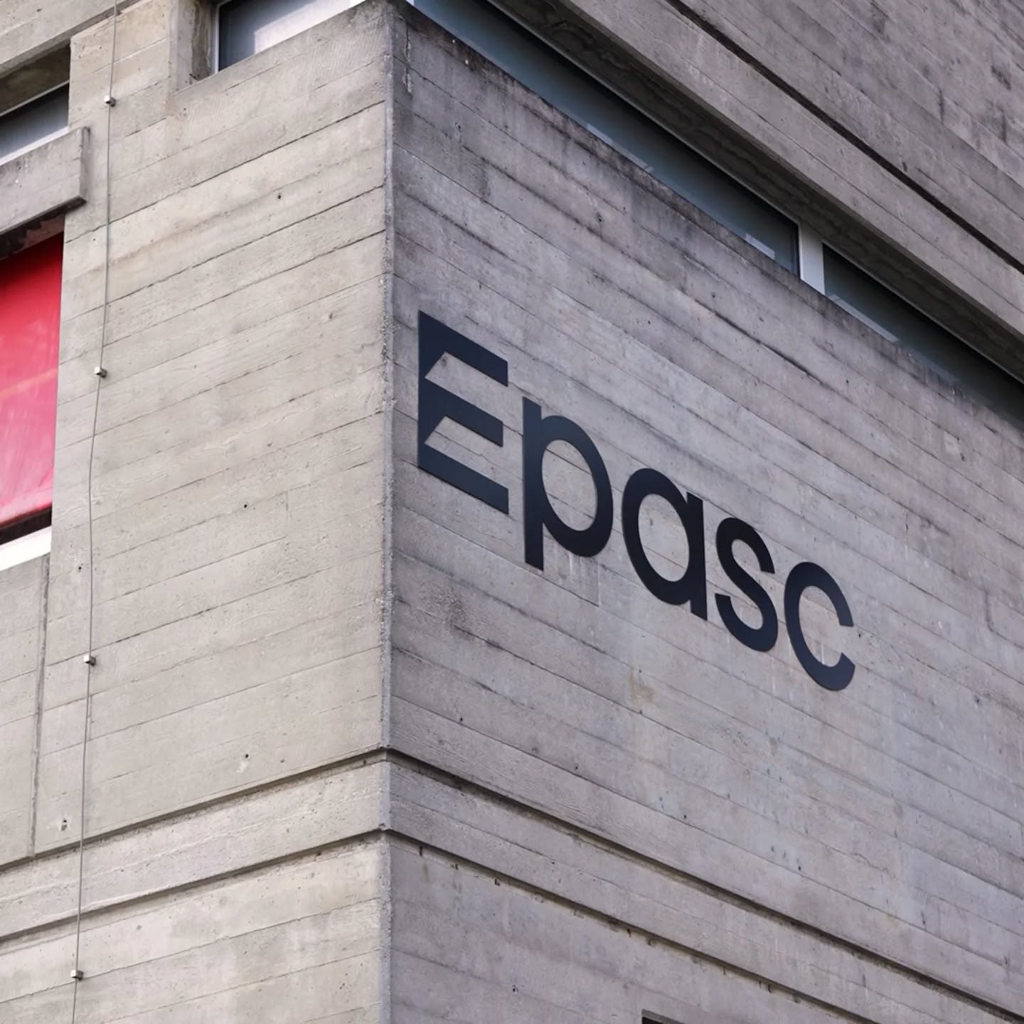 Réalisation et pose de lettres découpées pour l’enseigne extérieure de l’EPASC à Martigny.
Un travail précis permettant une signalétique lisible, durable et parfaitement intégrée à l’architecture du bâtiment.
Chaque lettre est fabriquée sur mesure afin d’assurer une finition nette, une excellente visibilité et une résistance aux conditions extérieures.
Une solution élégante pour valoriser l’identité d’un lieu dès le premier regard.
#Enseigne #LettresDécoupées #SignalétiqueExtérieure #Martigny #fabricationsurmesure