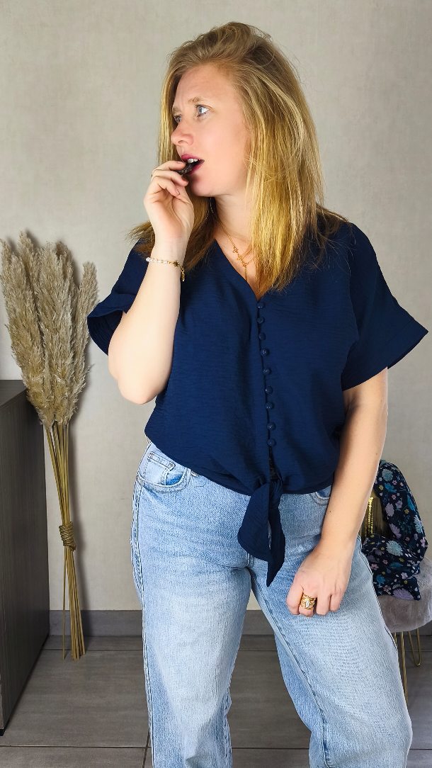 🫢 Devine qui fait le pitre pendant le shooting ?! 🫣
Je te présente le top BILLIE, noué à la taille pour sublimer ta silhouette.
Confortable, féminin et parfait pour jouer avec tes looks 💃
Et à la fin... MOI qui explose de rire 😂 parce que oui, même en shooting, on s'amuse !!
✨ Tenue disponible sur l'eshop.
Le fou rire,il est dispo au showroom ou à travers le tchat du site 💬
.
.
.
#lookdujour #styleaufeminin #pretaporterfemme #modeinclusive #confianceensoi