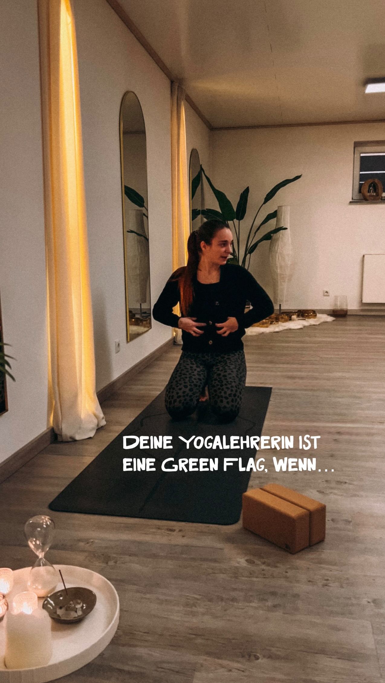 Neulich habe ich gelesen: „Denk dran – es ist nicht deine Stunde. Es ist ihre Stunde.“
Und wisst ihr was? Da steckt so viel Wahrheit drin!
Für mich bedeutet eine gute Yogastunde nicht, wie perfekt ich im Krieger stehe oder wie flexibel ich in der Taube bin. Ja, ich bereite mich vor. Ja, ich zeige die Haltungen klar und achte auf Technik.
Aber die Stunde gehört euch – nicht mir.
Sie ist kein Auftritt, sie ist ein Raum, in dem ich für euch da bin. Wenn ich unterrichte, geht es darum, euch dort abzuholen, wo ihr gerade steht. Euch helfen, motivieren, unterstützen, kleine Hinweise geben, damit ihr wachsen könnt – körperlich wie geistig. Damit ihr Fortschritte macht, Ziele erreicht und euch wohlfühlt.
Die besten Stunden entstehen nicht, wenn ich mich zeige. Die besten Stunden entstehen, wenn ihr gestärkt aus ihnen herausgeht. 💛
Wie siehst du das?
Ich höre oft: „Du machst ja so viel Yoga!“ Meine Praxis kommt neben meinem Unterricht. Auch ich brauche meine Ruhe dabei, möchten den Fokus erleben, möchte die volle Wirkung spüren. Yoga ist nichts, was du mal so eben nebenbei machst! Dafür schlägt mein Herz viel zu sehr für die Praxis 🧘🏻♀️💫
@denise.madeleine.mueller