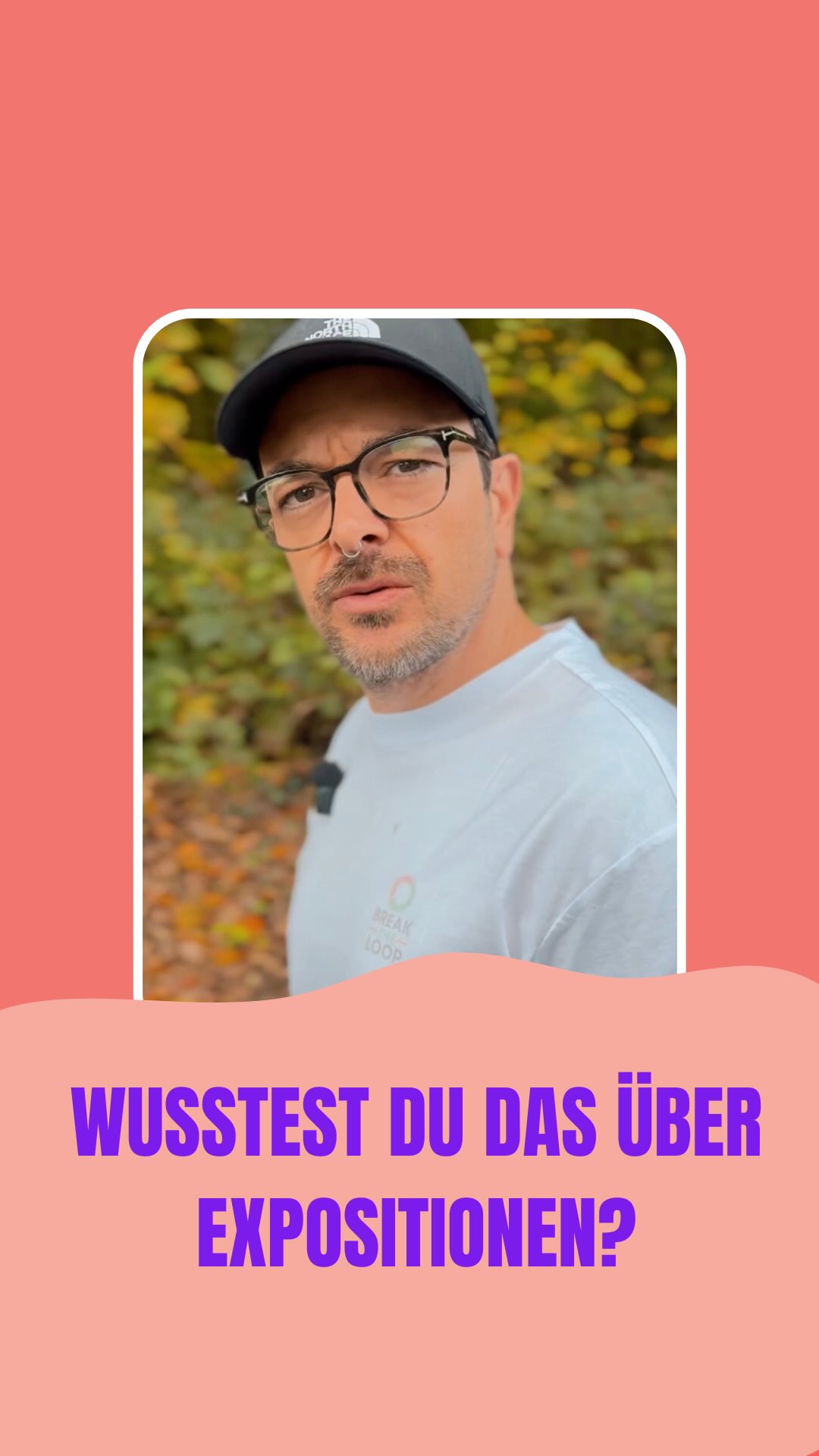 Viele machen Expositionen.
Aber etwas Entscheidendes fehlt oft.
Das habe ich selbst lange zu spät verstanden.
Ich habe mich Situationen gestellt:
Autofahren.
Unter Menschen gehen.
Bestimmte Orte aufsuchen.
Von außen sah das aus wie Exposition.
Aber innerlich habe ich weiter kontrolliert, geprüft, beruhigt, analysiert.
Genau dort blieb der Zwang am Leben.
Exposition ohne Reaktionsverhinderung ist oft nur:
sich der Situation aussetzen aber den Zwang trotzdem weiter bedienen.
Die eigentliche Veränderung beginnt erst, wenn wir lernen, die gewohnte Reaktion nicht mehr auszuführen.
Nicht prüfen.
Nicht analysieren.
Nicht beruhigen.
Und genau das fühlt sich am Anfang verdammt ungewohnt an.
Wenn du das kennst, bist du damit nicht allein.
Speicher dir den Beitrag, damit du dich daran erinnerst, wenn du das nächste Mal in einer Situation bist.
Und teile ihn mit jemandem, der gerade versucht, mit Expositionen zu arbeiten.
Was war für dich der schwierigste Teil bei Expositionen?
#zwangsstörung #ocd #exposition #expositionstherapie #zwangsgedanken
♥️ Disclaimer
Ich spreche hier aus meiner eigenen Erfahrung mit Zwängen und dem, was mir auf meinem Weg geholfen hat. Das ersetzt keine professionelle Diagnose oder Therapie. Wenn du merkst, dass dich deine Symptome stark belasten oder du unsicher bist, hol dir bitte Unterstützung bei Fachleuten, die dafür ausgebildet sind. Meine Inhalte sollen Orientierung geben, Mut machen und das Gefühl vermitteln, dass du mit all dem nicht alleine bist – sie sind aber keine Behandlung und auch keine Anleitung für therapeutische Entscheidungen.