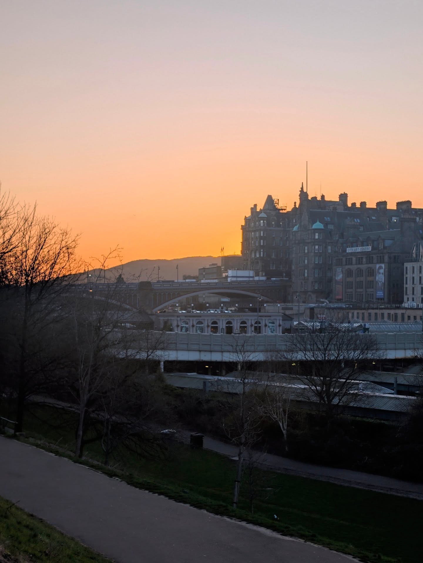 The sun rises and the sun sets on Auld Reekie. Good Evening, Folks.
-
-
#Sunrise #Sunset #Scotland