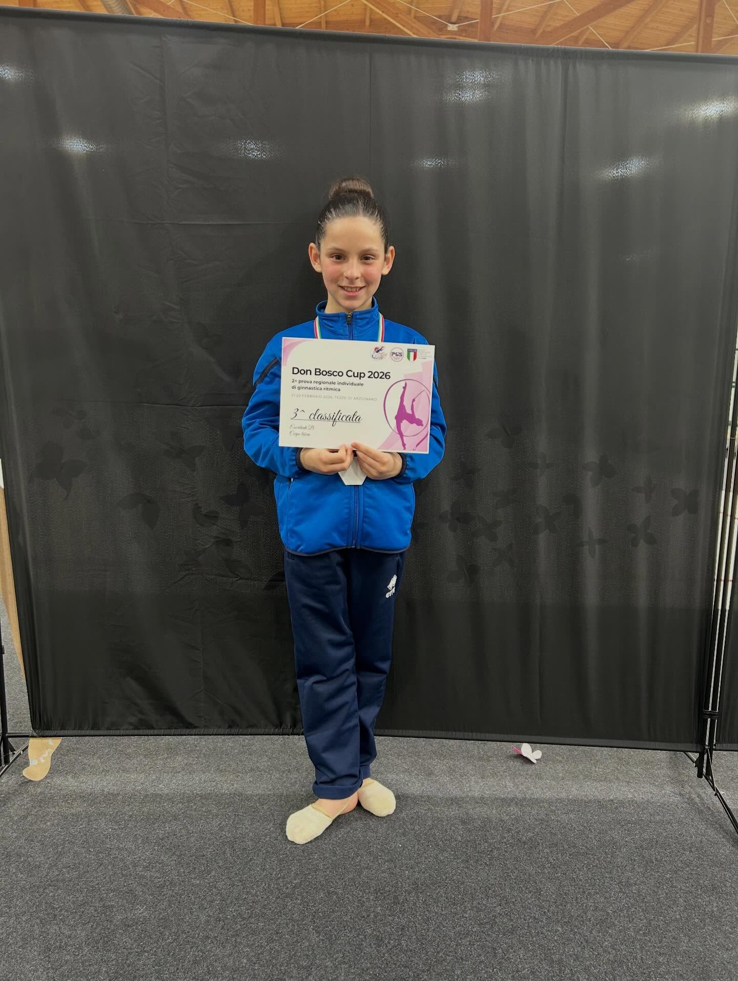 SECONDA PROVA REGIONALE PGS 🏆
Bravissime le atlete della sede di Borgo Trento della serie B per i buoni risultati riportati a questa seconda gara dell’anno!✨
ESORDIENTI B
Anita Bernardello
🥉Corpo Libero
7^ Palla
MINI B 2016
Sofia Manzato
🥈 Fune
8^ Corpo Libero
Anna Brazzoli
🥇 Cerchio
10^ Corpo Libero
PROPAGANDA B 2014
Marta Ciampa
4^ Fune
🥈 Clavette
Alessia Campara
🥇 Fune
4^ Clavette
Isotta Fiscale
7^ Fune
12^ Clavette
UNDER 15 B 2012
Celeste Oliboni
8^ Palla
10^ Clavette
Camilla Bortolazzi
16^ Palla
7^ Clavette
Anna Bottoli
5^ Nastro
🥉 Clavette
Caterina Bortolazzi
5^ Nastro
4^ Clavette
Alessia Di Leva
🥈 Clavette
🥈 Nastro
Complimenti a tutte! Nonostante gli alti e bassi torniamo in palestra con nuove consapevolezze e cariche per tutto ciò che verrà!