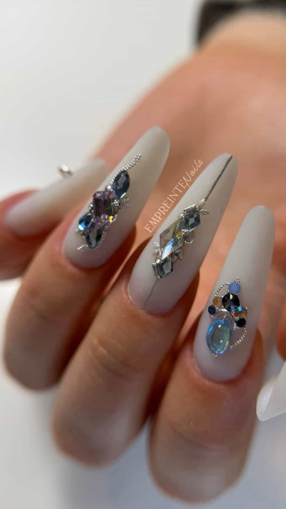 On a tous nos défauts.
On a tous des choses qui nous agacent chez nous.
Mais entre dire
« C’est comme ça, je suis comme ça. »
Et dire
« Ok… là-dessus, je peux m’améliorer. »
Je choisirai toujours la progression.
Pas pour être parfaite.
Pas pour plaire aux autres.
Mais pour être fière de moi.
Évoluer, ça demande de l’humilité.
Se remettre en question, ça demande du courage.
Et moi, je préfère grandir…
plutôt que me cacher derrière mes habitudes. ✨