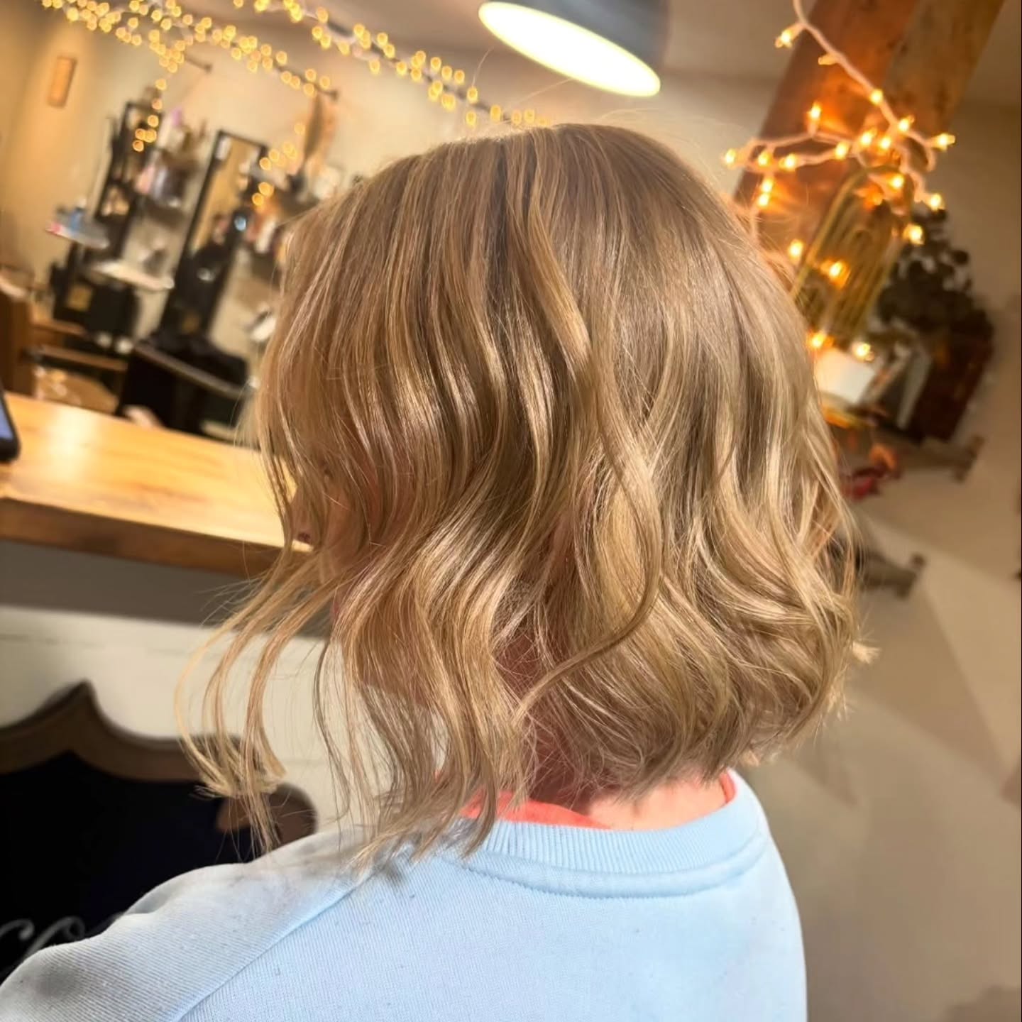 Sometimes your hair needs some TLC and a big chop and full color makes you feel and look like a different person! Exactly what is needed 👌
Transformation by @hair.byanniepeters