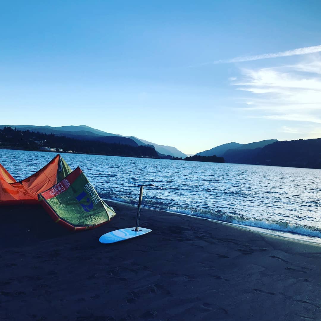 Last out #hoodriver #tahoekites #kitesurfing #kiteboard #kiteboarding #liqiudforcekiteboarding #foil