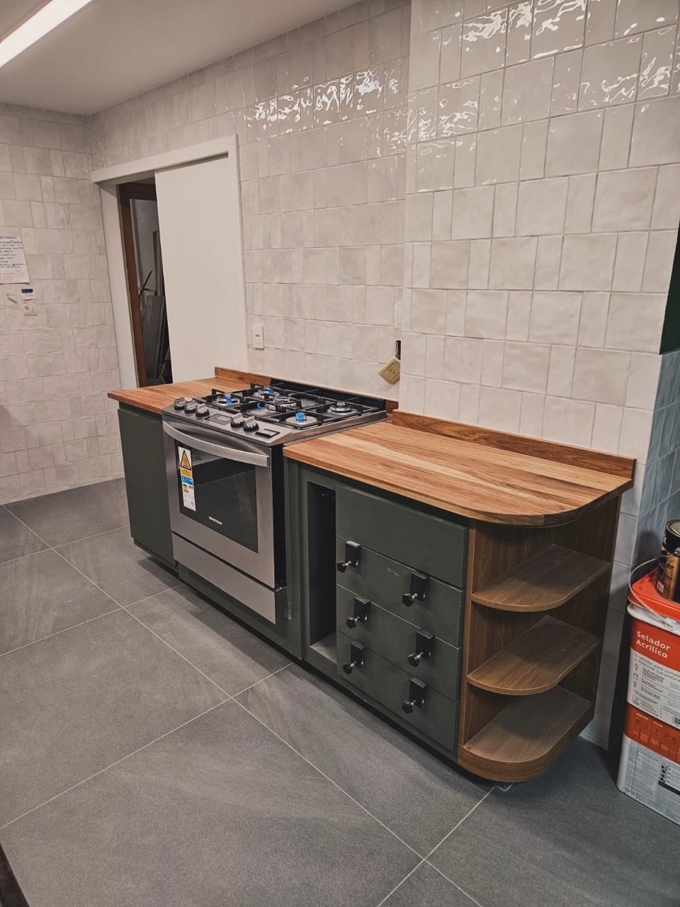 Na marcenaria sob medida, combinar MDF e madeira maciça no mesmo projeto pode trazer um resultado muito mais inteligente, bonito e durável.
Cada material tem suas qualidades, e quando usados da forma correta, o projeto ganha em custo-benefício, funcionalidade e acabamento de alto padrão.
O MDF é excelente para partes internas dos móveis planejados, grandes superfícies e peças que exigem precisão nos cortes e estabilidade. Ele também facilita a instalação de ferragens, dobradiças e sistemas de correr, além de permitir um acabamento muito uniforme.
Já a madeira maciça entra para valorizar o projeto: estruturas, frentes, detalhes de ebanistaria, peças que precisam de mais resistência mecânica ou que ficam mais expostas. Além disso, traz textura natural, durabilidade e personalidade ao móvel.
Outro ponto importante é a flexibilidade de design. A combinação dos dois materiais permite criar soluções mais técnicas e estéticas ao mesmo tempo, equilibrando qualidade e investimento.
Muita gente ainda pensa que MDF é um material inferior, mas isso é um mito. Quando bem especificado e aplicado corretamente dentro do projeto de marcenaria, ele é um material moderno, confiável e amplamente utilizado em móveis de alto nível.
No final, o segredo está no projeto: escolher o material certo para cada função é o que garante um resultado bonito, funcional e feito para durar!