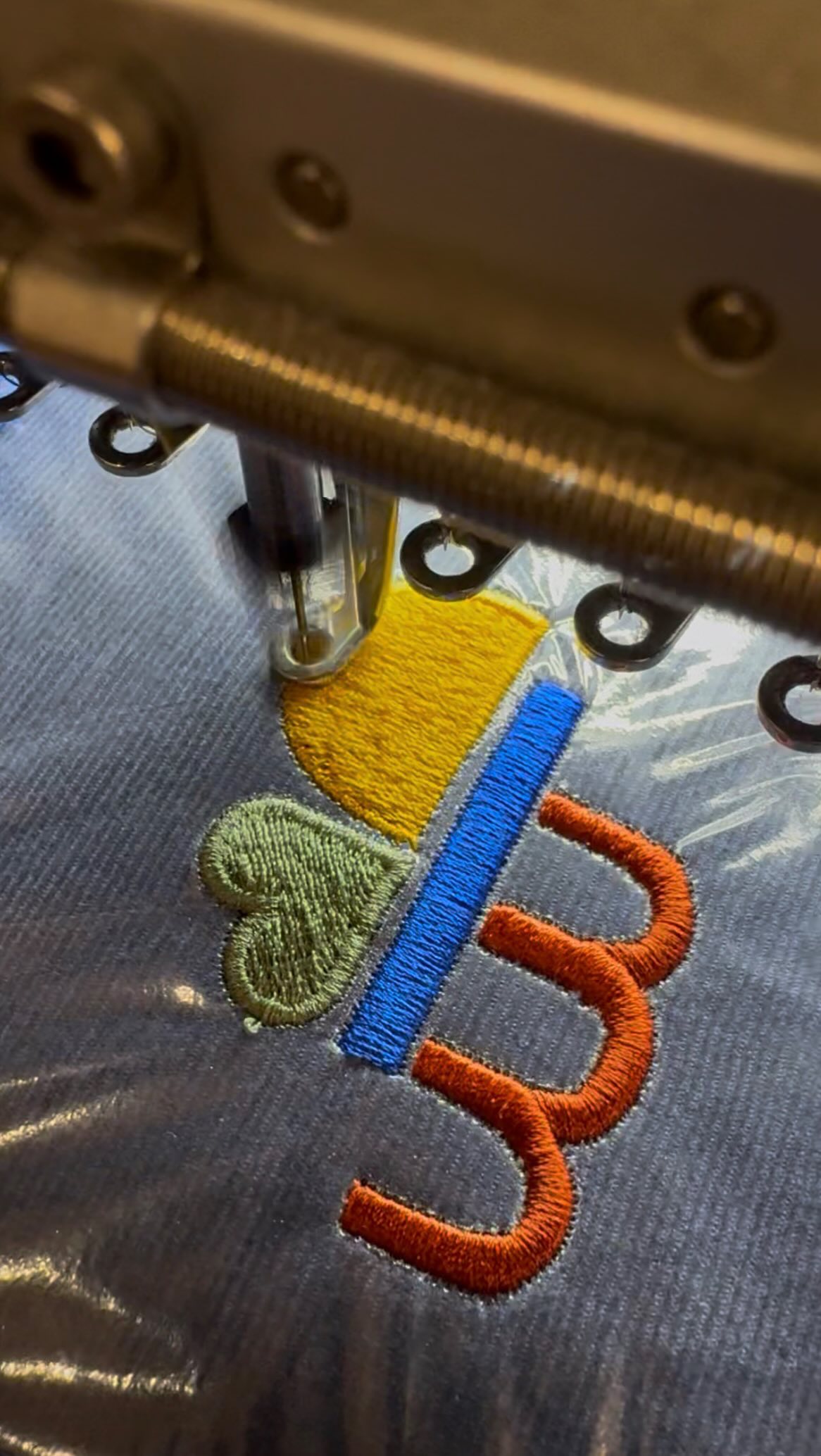 🎨 NOUVELLES PETITES BRODERIES 🎨
Broderie sur des petites chemises en velours côtelés de secondes main ! ♻️
Pièce unique !
Brodées par mes soins, avec l’aide de la machine !
Coming soooooonnnn !
#broderie #atelierparisien #couleurs #bleudetravail #ombeline___________