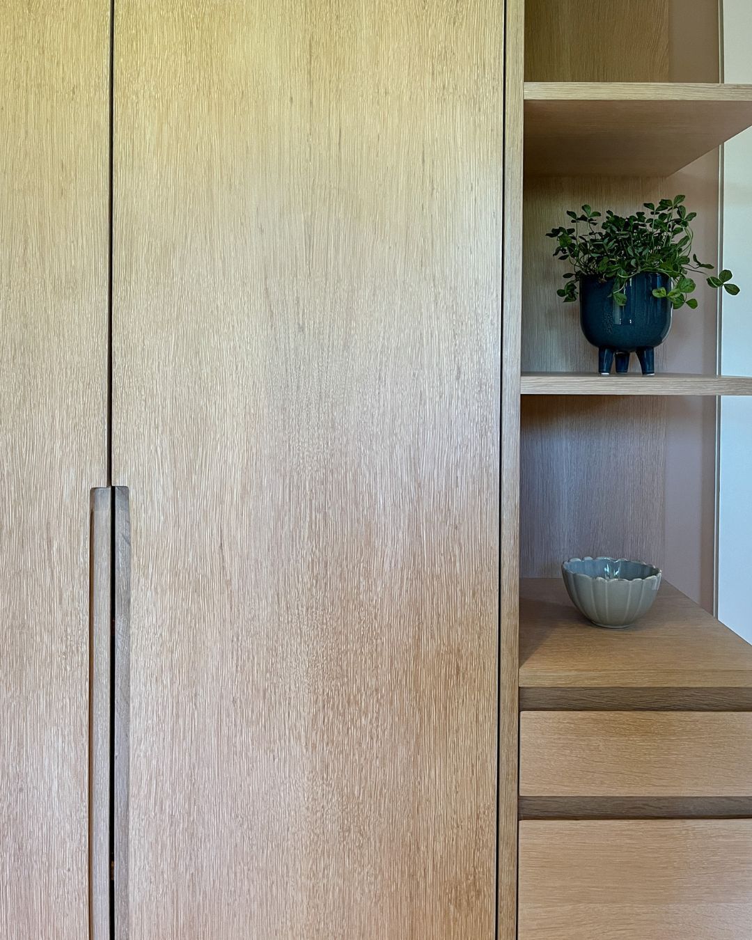 Detalj fra snekkerbygget garderobe til inngangsparti, tegnet av Paradis Interiørarkitekter 🤗